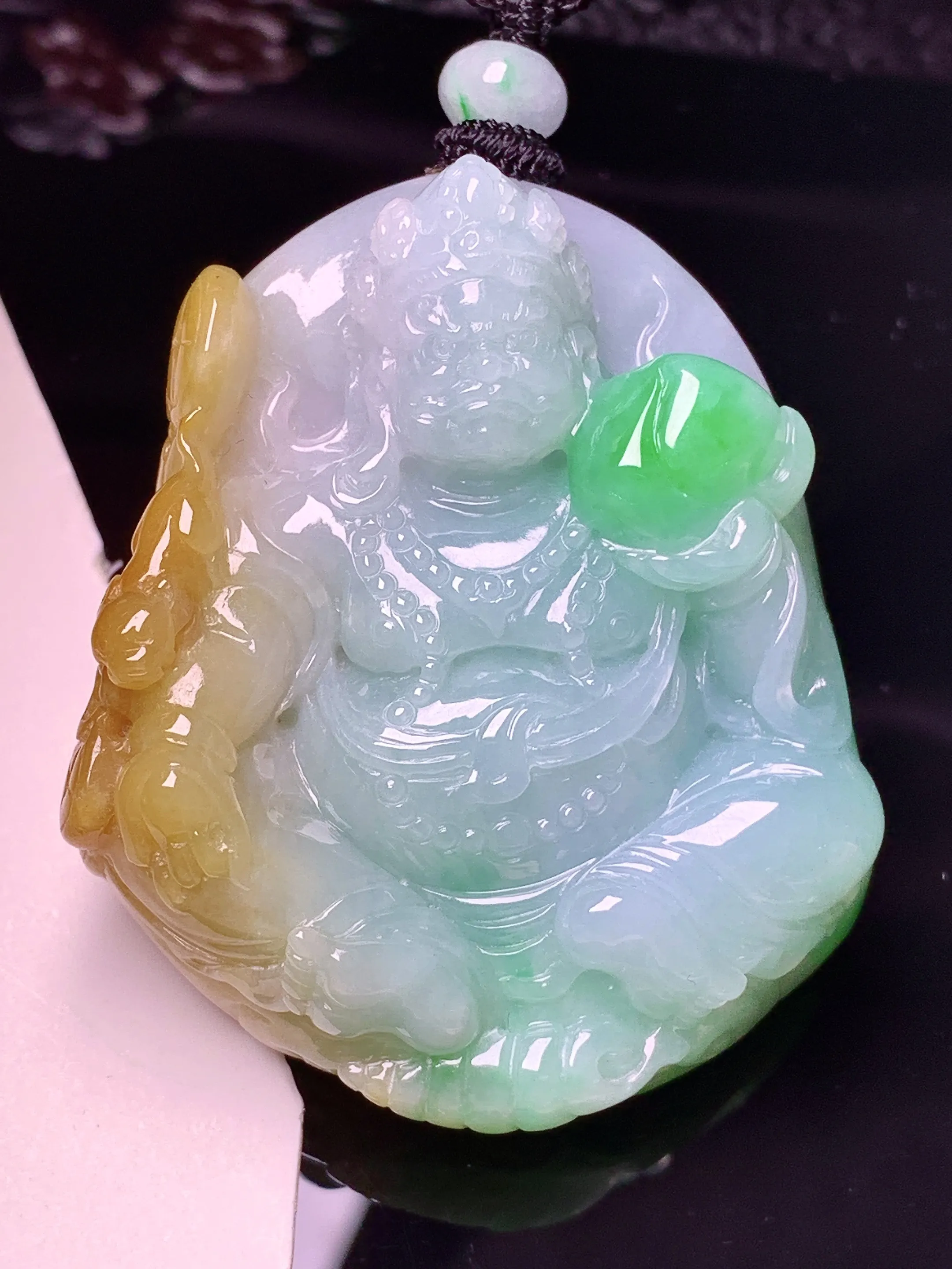 飘黄绿黄财神吊坠 玉质细腻 色泽清新艳丽 整体尺寸48*41.8*13