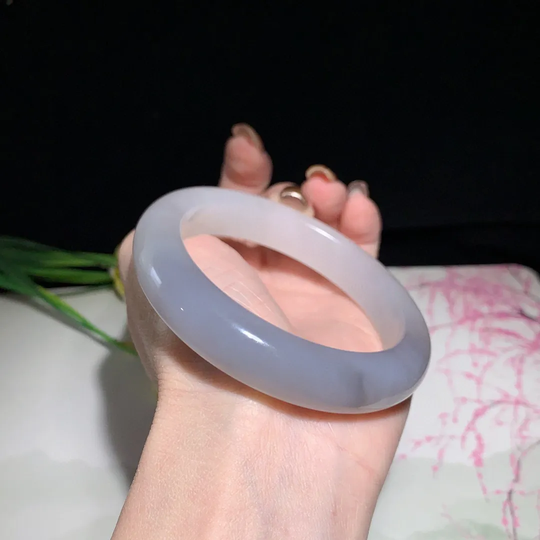 和田玉58.8圈口紫罗兰色手镯！白加紫色，玉质细腻油润 底色纯净 无裂无杂 脂粉好，品质好！