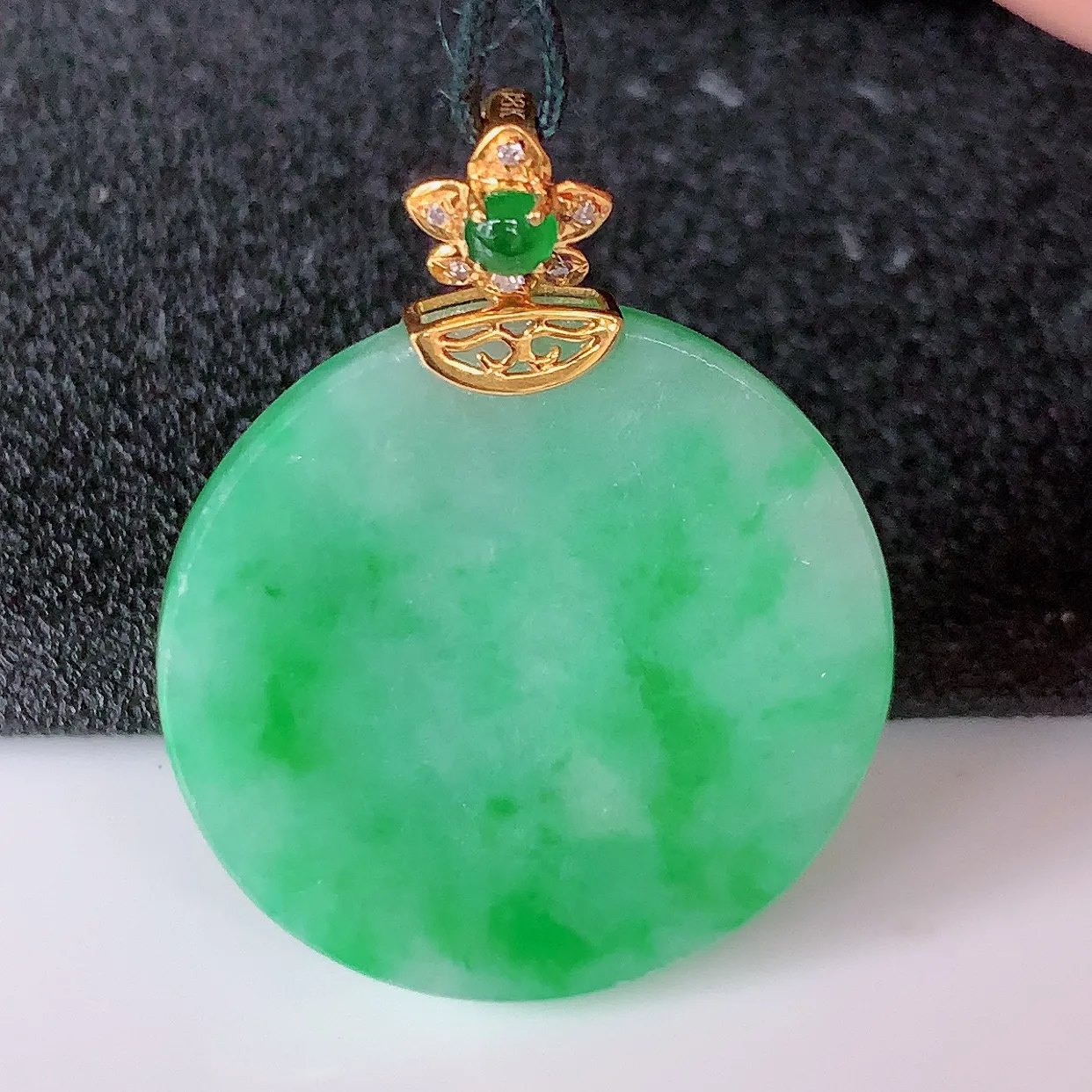 自然光实拍，18K金镶嵌水润飘绿翡翠圆平安无事牌吊坠，平平安安，无事牌翠色灵动，佩戴平安时尚！#00.20整体31.5*24.5*5.5裸石24.5*24.5