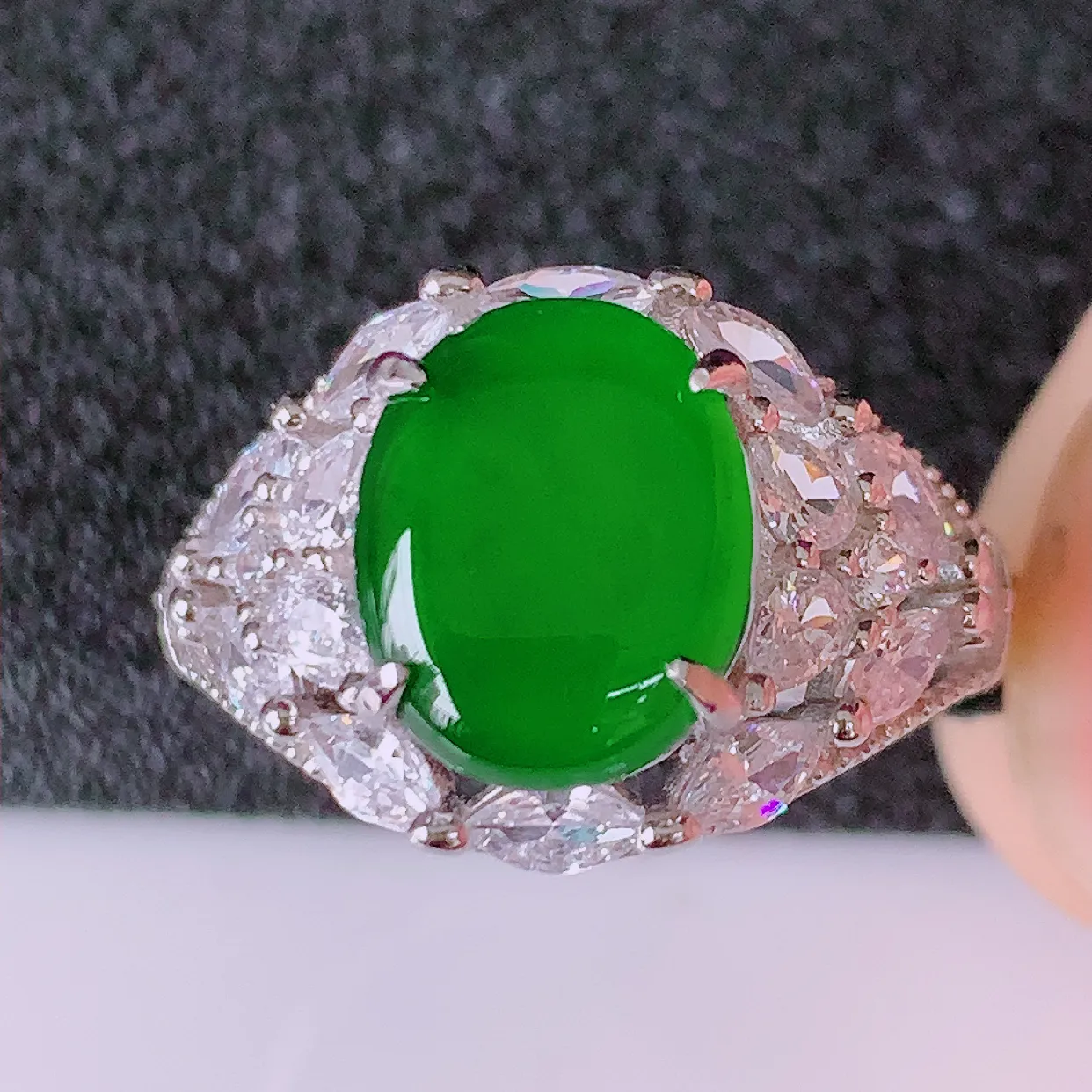 冰透满绿翡翠925银镶嵌戒指，自然光实拍，翠色灵动，颜色漂亮，种老水足，品相佳，佩戴佳品！#97.2