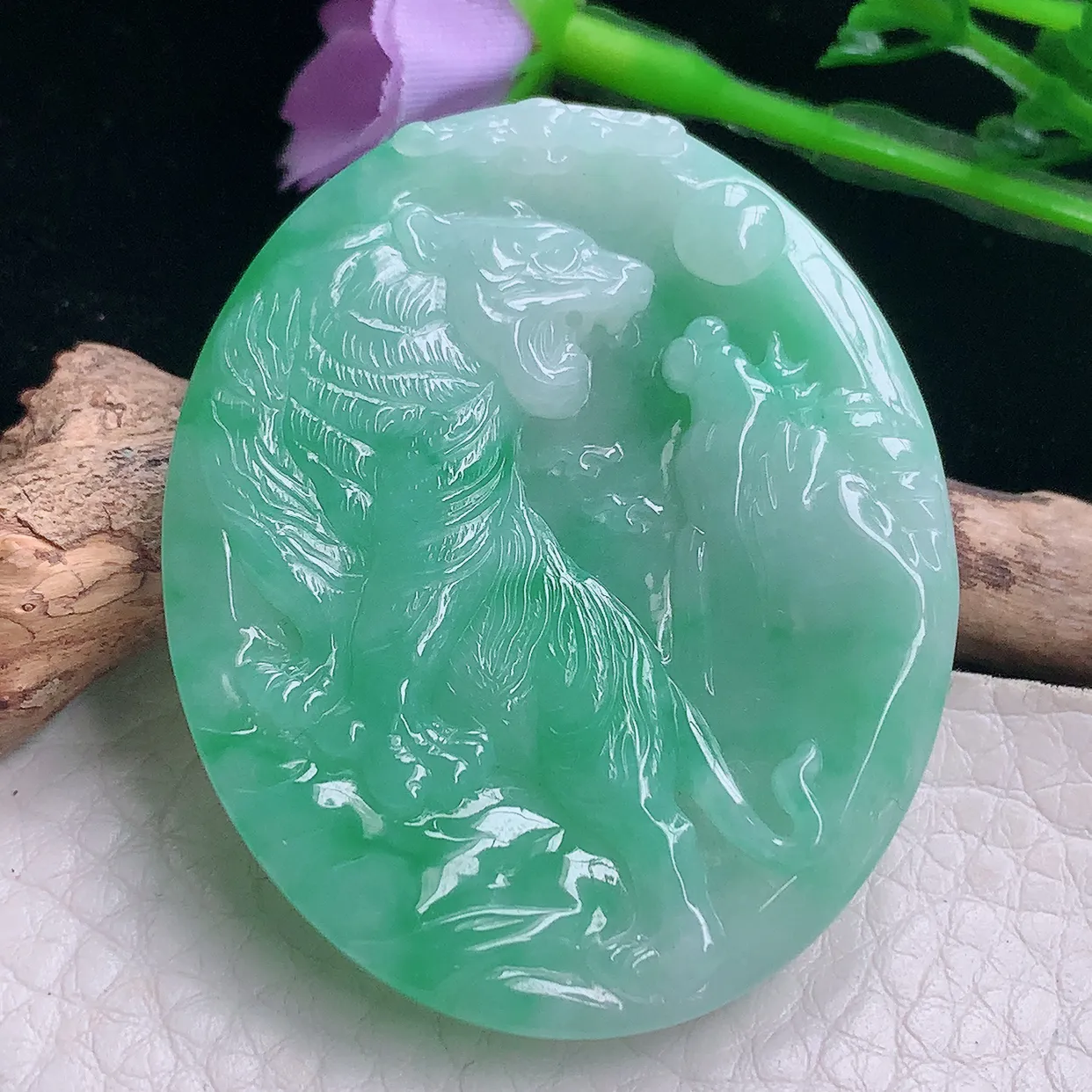 Ktj实拍47.8*40*5.6天然翡翠a货生肖老虎吊坠浅绿精雕上山虎玉坠 虎虎生威