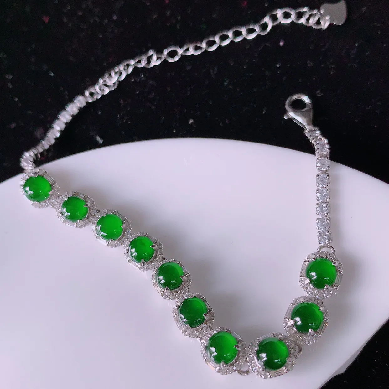 冰透满绿翡翠925银镶嵌手链，自然光实拍，翠色灵动，颜色漂亮，种老水足，品相佳，佩戴佳品！#97.20取一整体7*5.8*5.5裸石4.2*4.2