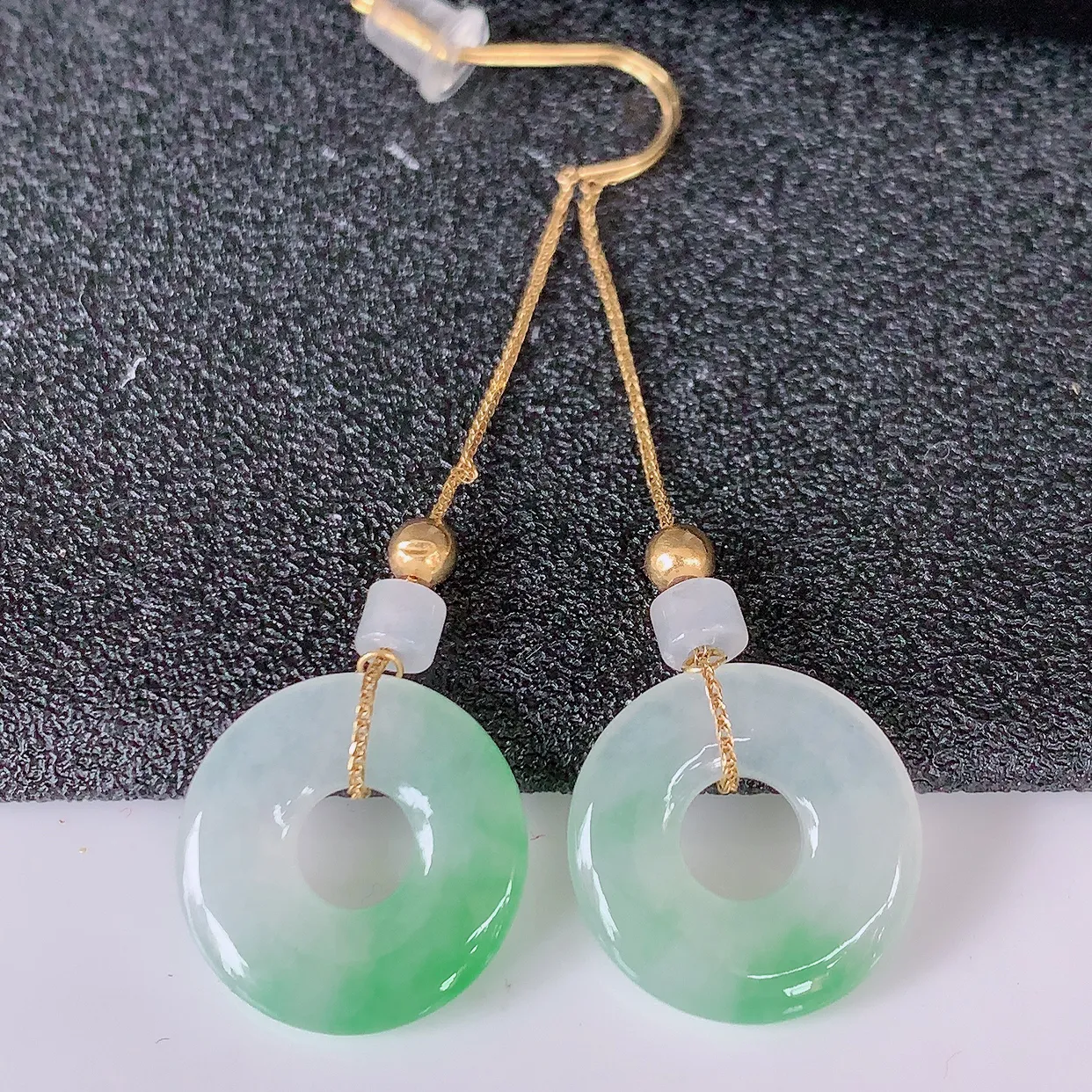 18k金镶嵌冰种飘绿翡翠平安扣耳坠，沁人心脾，耳坠佩戴效果大气出众，尽显气质。种水好，胶感足，颜相当漂亮，高性价比，值得入手品鉴！#41.20整体49裸石13.8*2.6