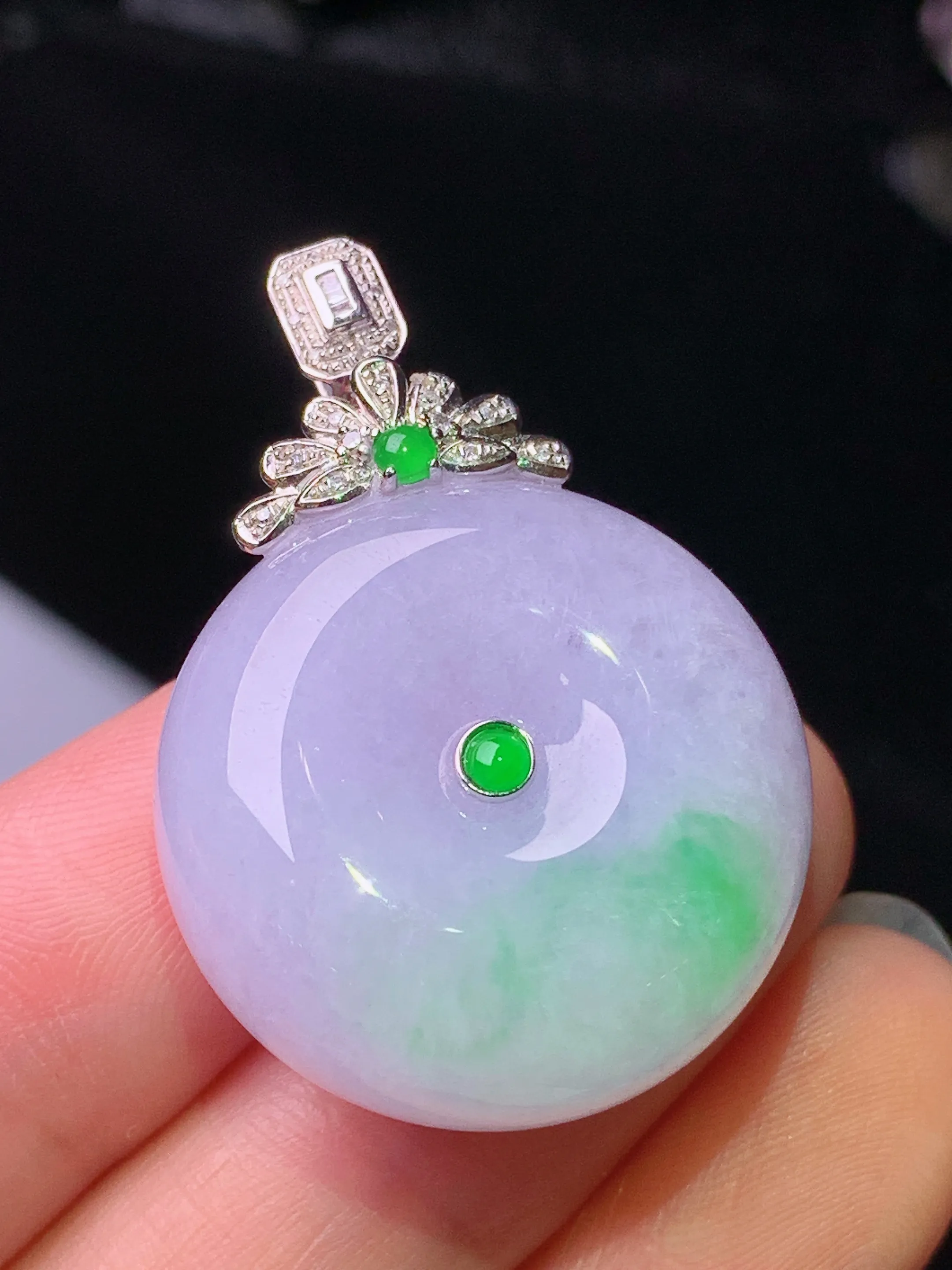 18k金钻镶嵌淡春彩平安扣吊坠 玉质细腻 色泽清新艳丽 整体尺寸35*24.3*12.5