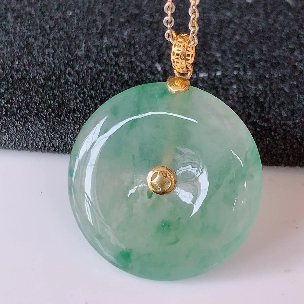 18K金镶嵌冰种飘花翡翠平安扣吊坠，水润光泽，寓意平平安安，佩戴时尚漂亮！#24.20整体28.5*