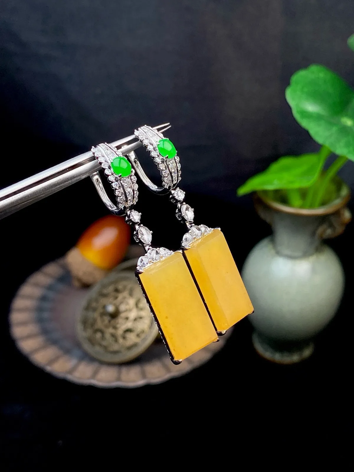 【冰种黄翡无事牌耳坠】质地细润，起刚起荧光，18K金钻镶嵌，裸石尺寸17.2*8.8*3.6毫米