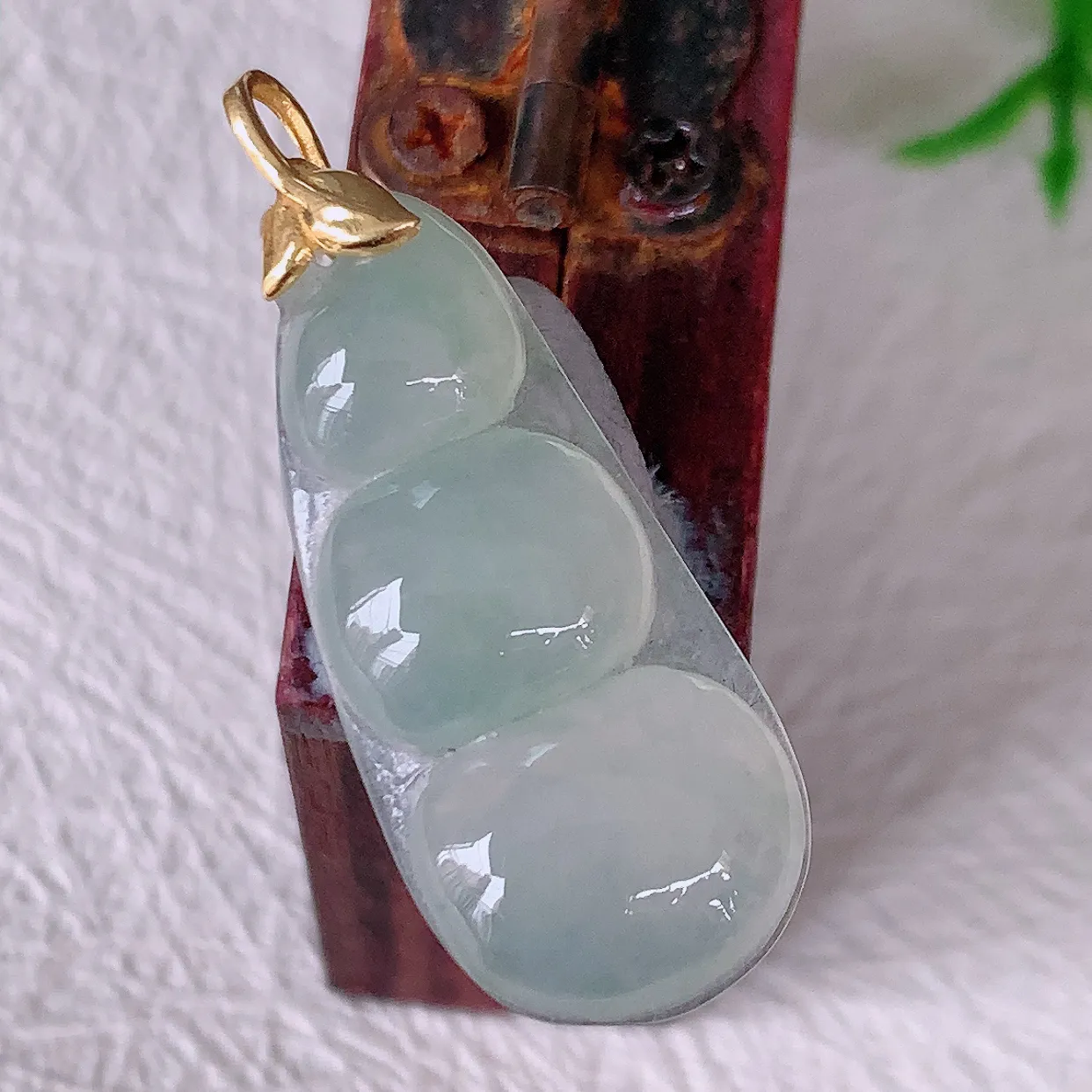 18K金镶嵌冰种翡翠四季豆吊坠，平安豆福豆玉坠，冰润通透，豆粒饱满，寓意：豆蔻年华！#12.28