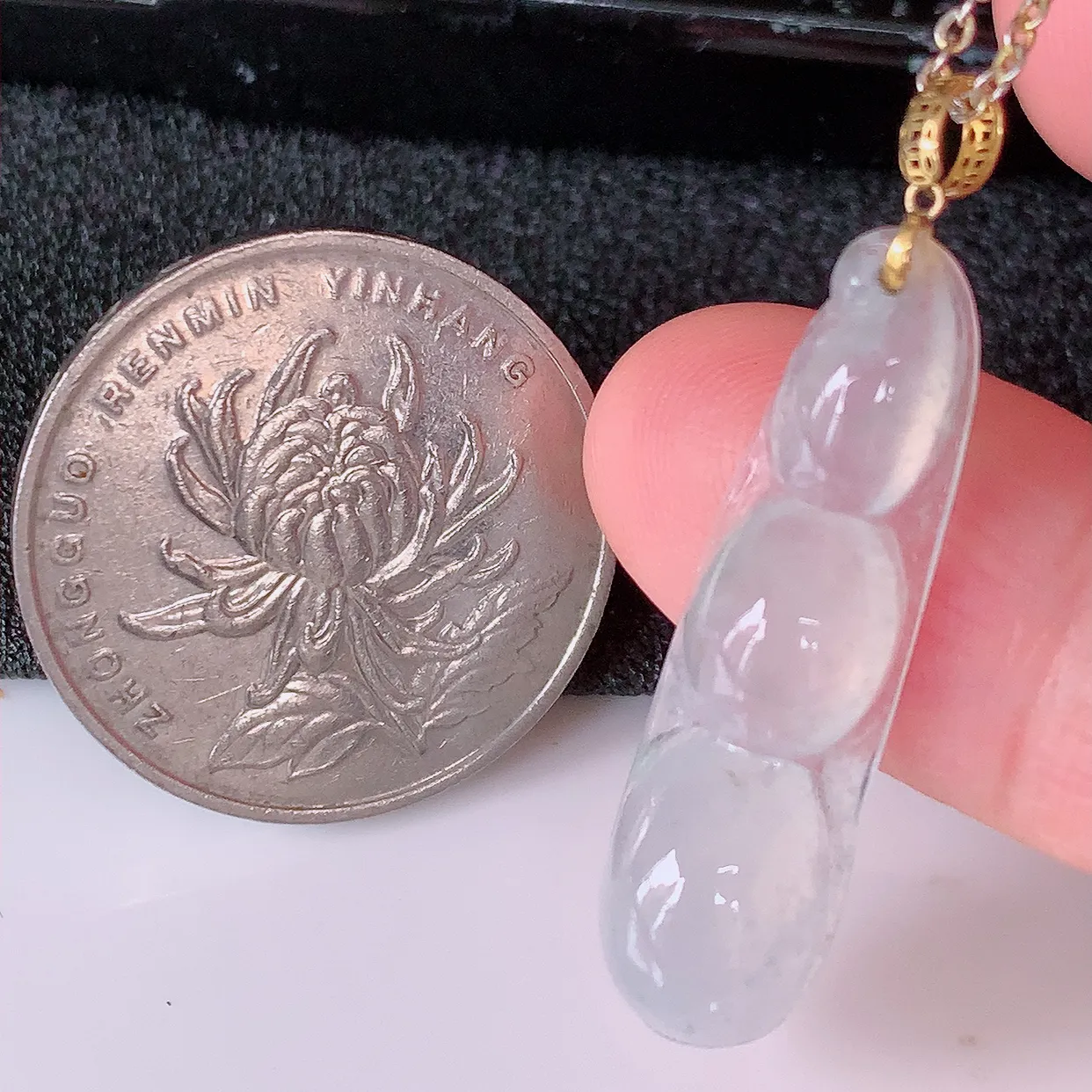 18K金镶嵌冰种翡翠四季豆吊坠，平安豆福豆玉坠，冰润通透，豆粒饱满，寓意：豆蔻年华！#1.20