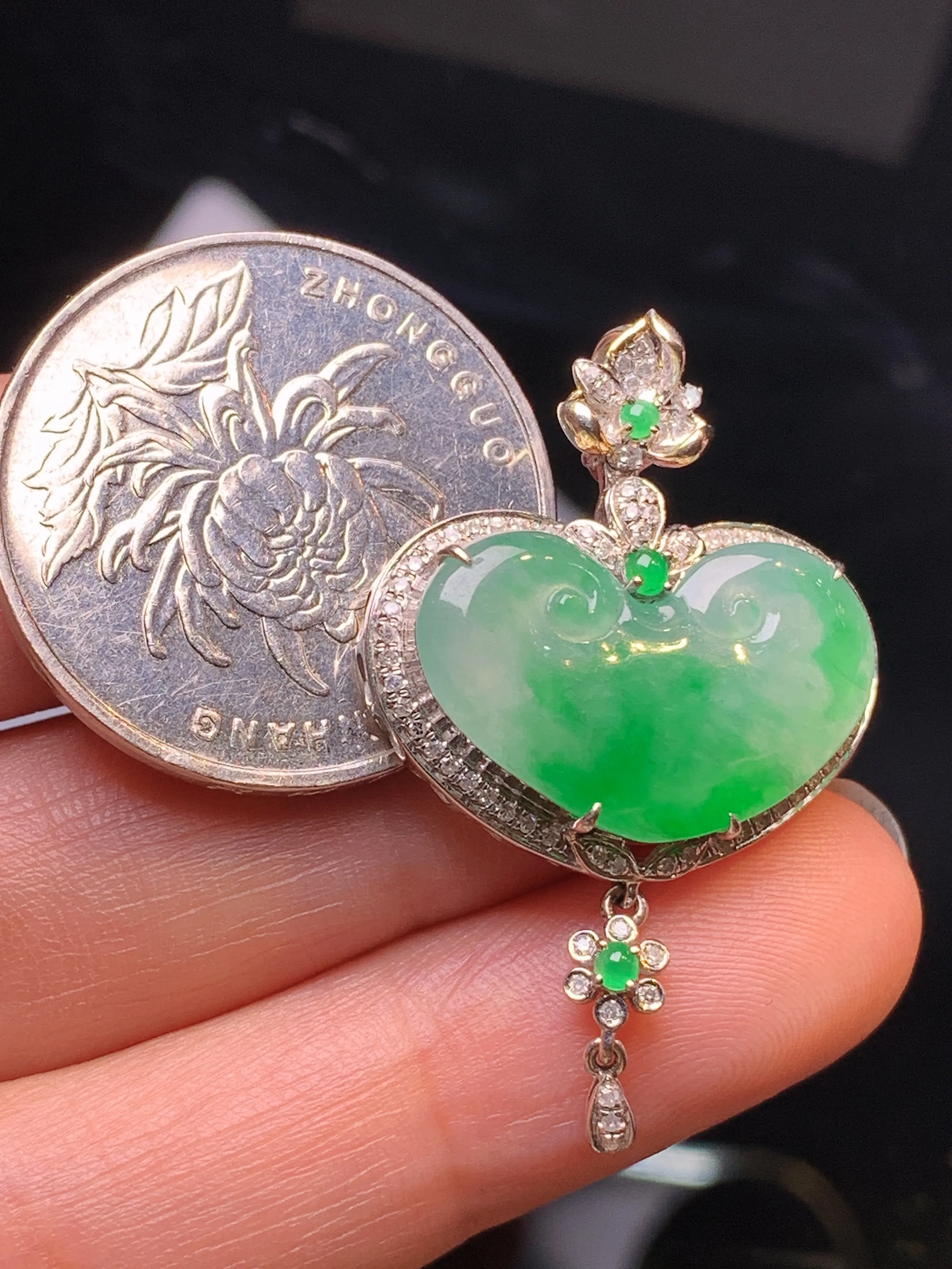 18k金钻镶嵌翠绿如意吊坠 玉质细腻 色泽清新艳丽 整体尺寸35.8*23.6*6.2