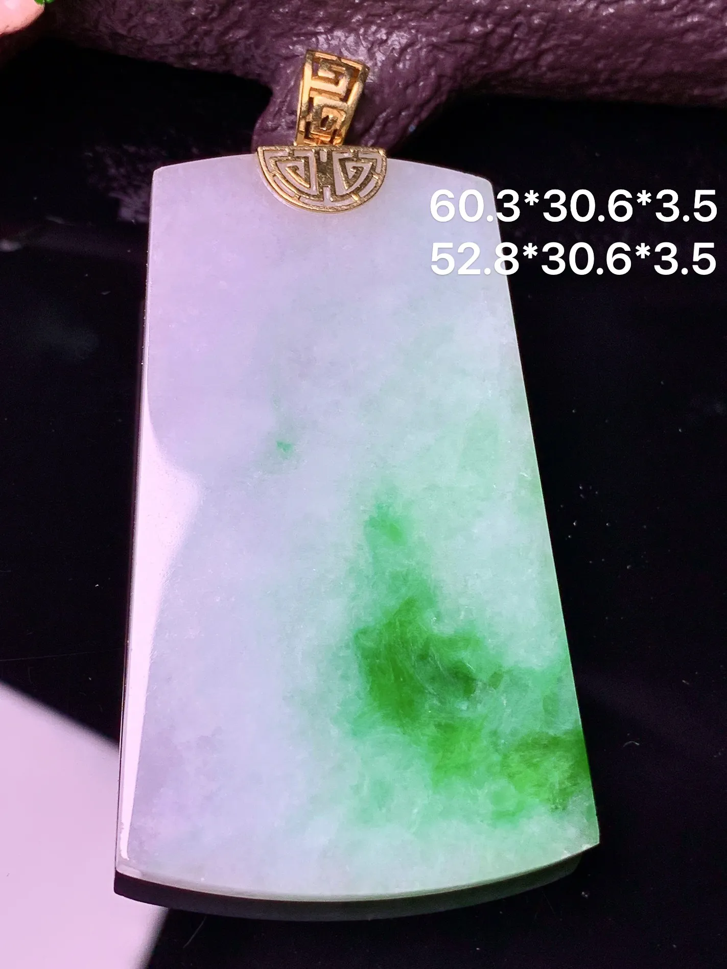 18k金镶嵌飘绿无事牌吊坠 玉质细腻 色泽清新艳丽 整体尺寸60.3*30.6*3.5