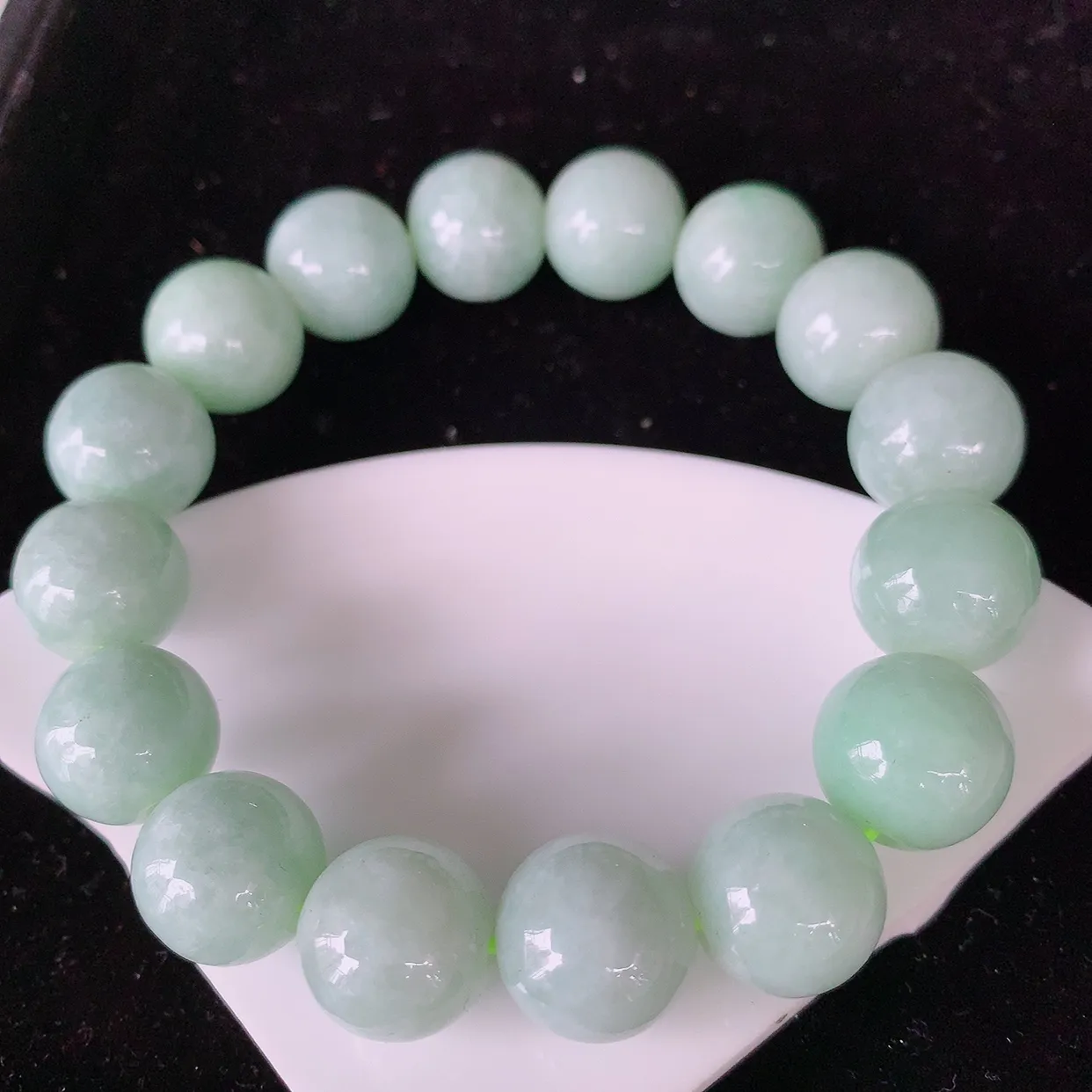 自然光实拍，大颗冰润底色翡翠手串手链，种老水足，冰清玉润  颜色漂亮  #001.1取一尺寸13.5