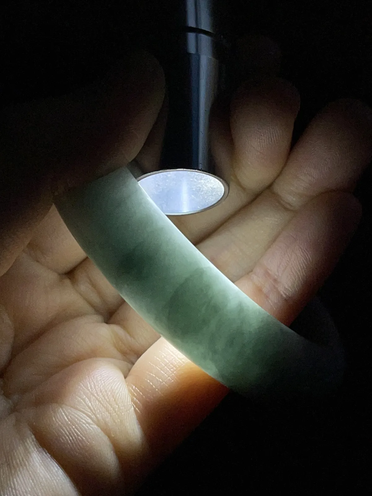 正圈57.2圈口，翡翠手镯，种老肉细，飘三抹绿花灵动漂亮