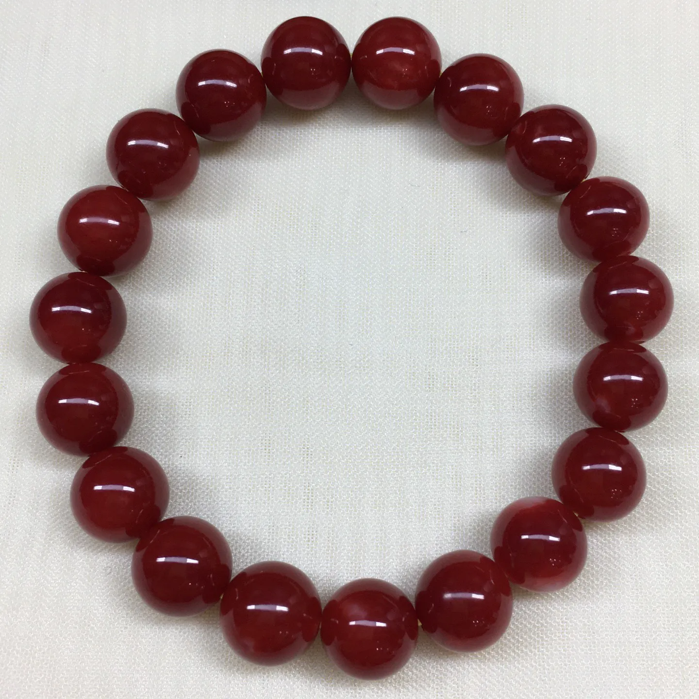 【天然日本阿卡牛血红珊瑚9.2mm大圆珠单圈手串】️遇不可求！日本产地，阿卡材料，牛血红颜色，光泽柔润透亮，直径约9.2-8.6mm，重量18.37克，珊瑚本为佛教珍宝，来自深海千年生长，有生长纹，属于有机宝石，气场强大，稀少珍贵！每粒均为天然无添加无修补！少虫眼少白芯！收藏精品！传承宝贝！