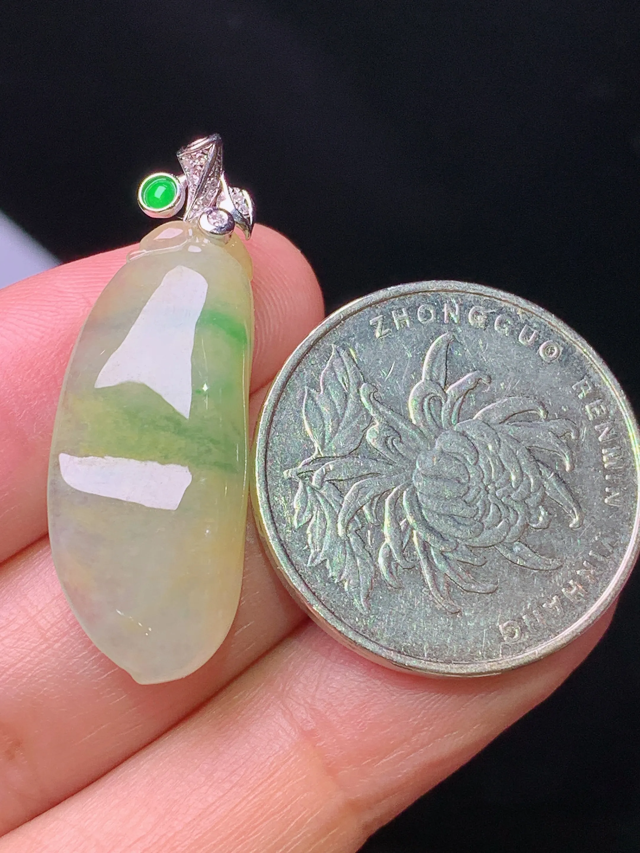 18k金钻镶嵌飘绿黄翡福瓜吊坠 玉质细腻 色泽清新艳丽 整体尺寸33.6*12*6