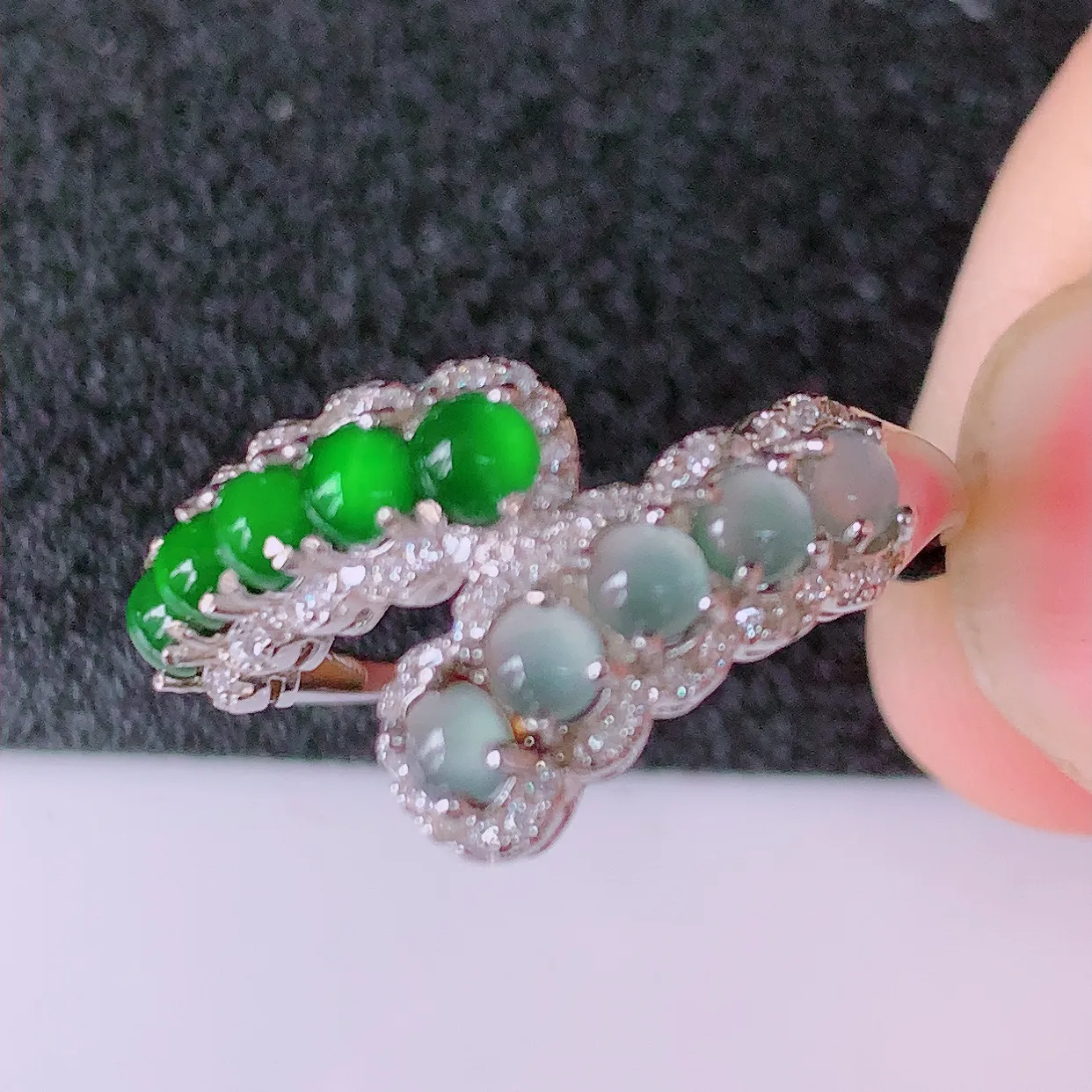 冰透满绿翡翠925银镶嵌戒指，自然光实拍，翠色灵动，颜色漂亮，种老水足，品相佳，佩戴佳品！#97.20（圈口可调大小）整体23*18.5*3.9裸石2.6*2.6