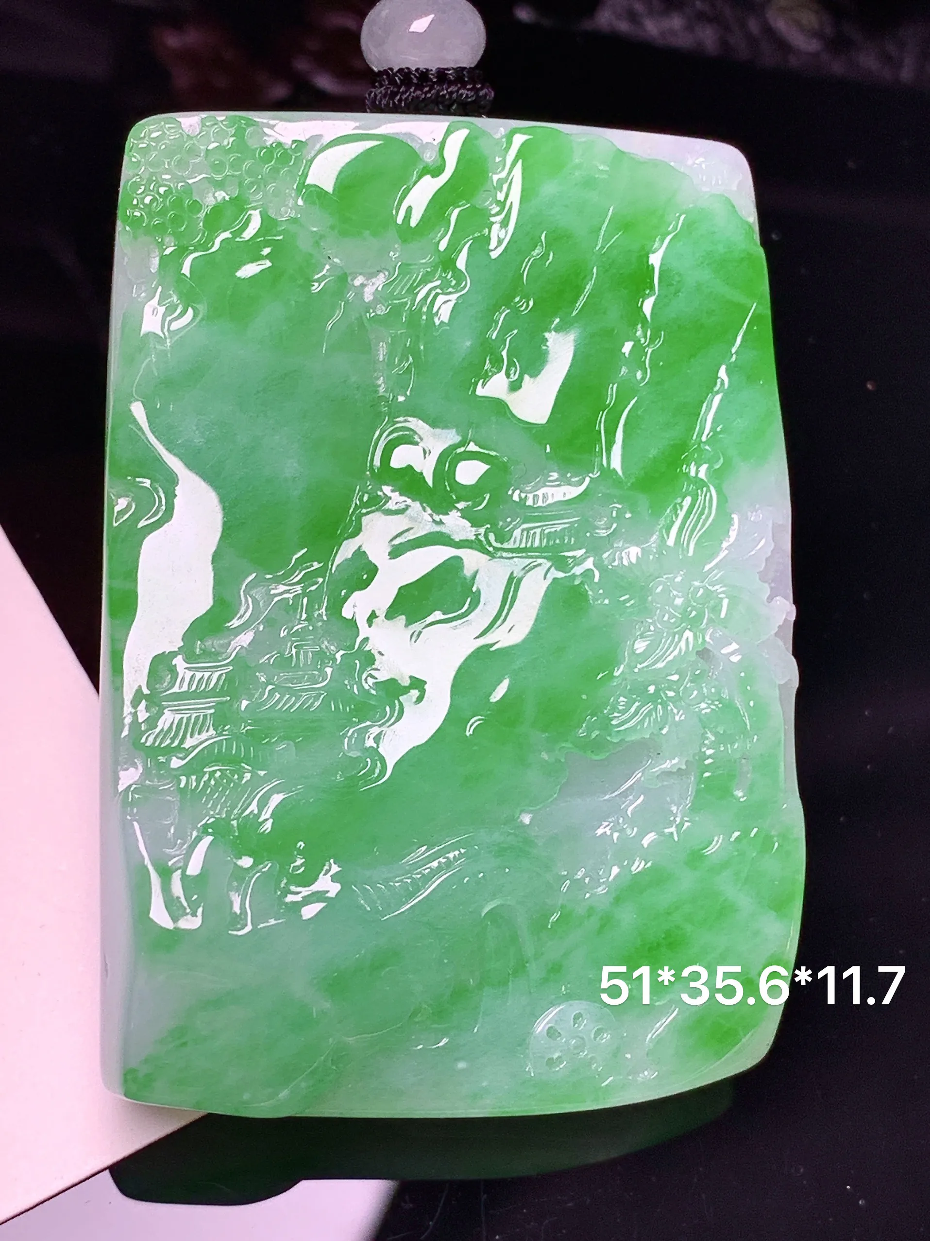 翠绿山水牌子吊坠 玉质细腻 色泽清新艳丽 整体尺寸51*35.6*11.7