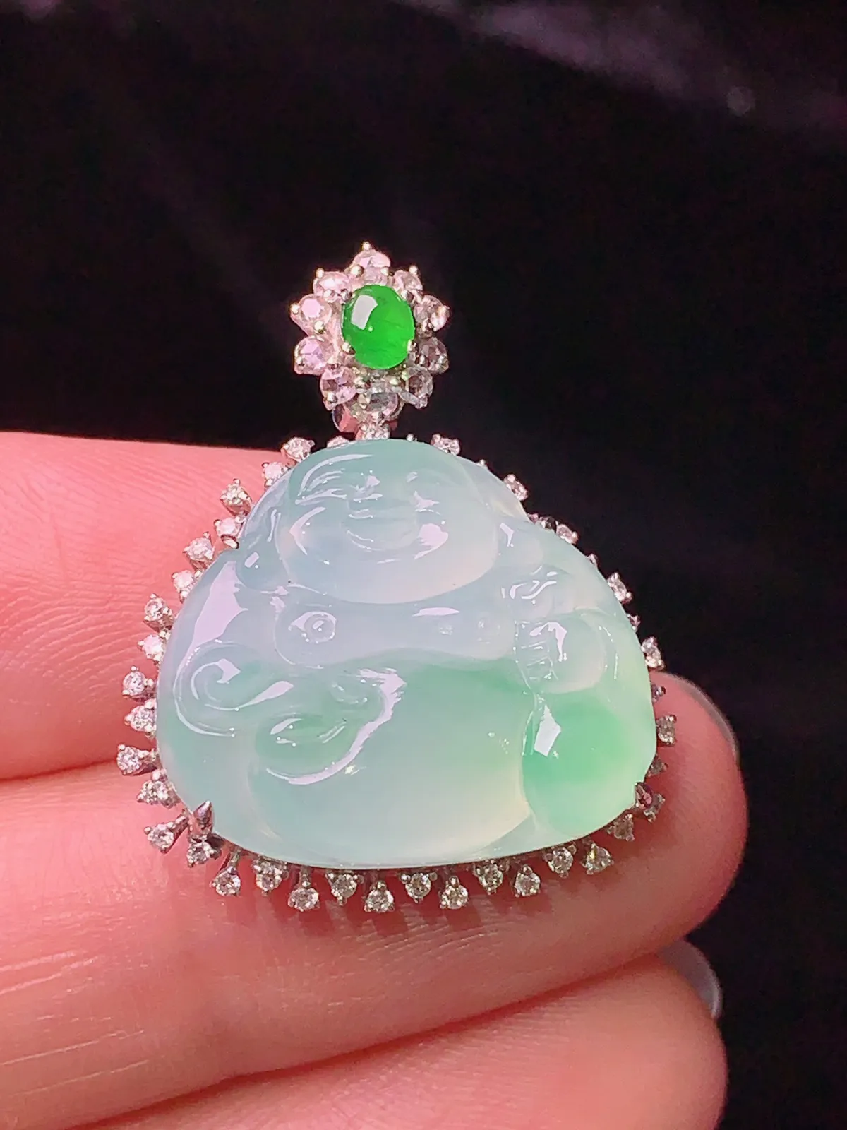 18k金钻镶嵌飘绿布袋佛公吊坠 玉质细腻 色泽清新艳丽 整体尺寸27.3*22.5*8.3