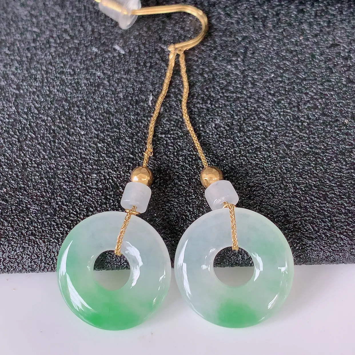 18k金镶嵌冰种飘绿翡翠平安扣耳坠，沁人心脾，耳坠佩戴效果大气出众，尽显气质。种水好，胶感足，颜相当漂亮，高性价比，值得入手品鉴！#41.20整体49裸石13.8*2.6