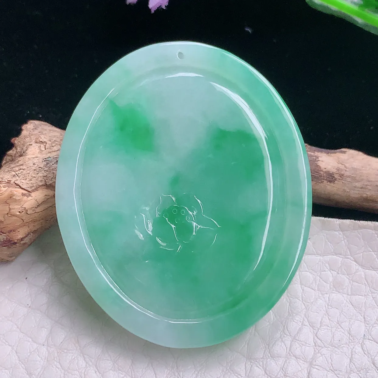 Ktj实拍47.8*40*5.6天然翡翠a货生肖老虎吊坠浅绿精雕上山虎玉坠 虎虎生威