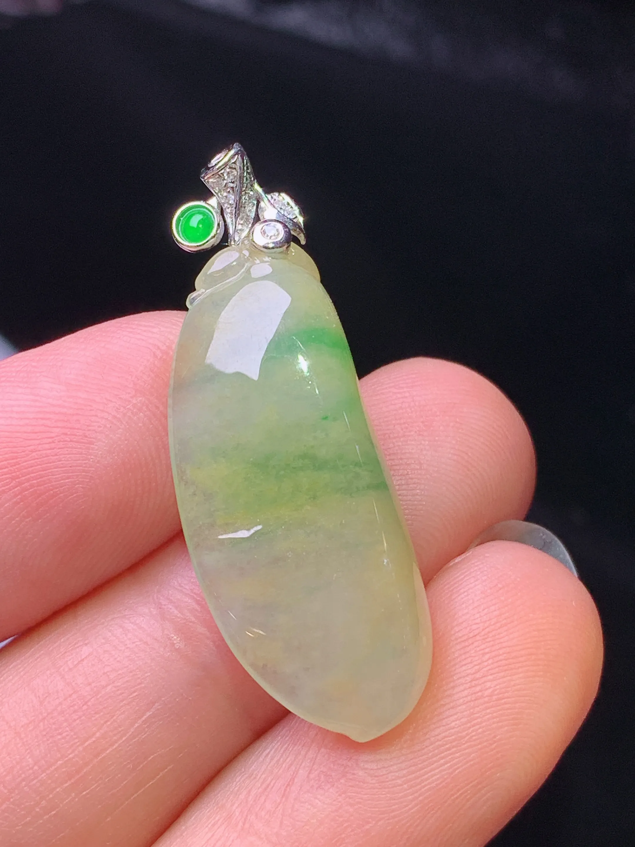 18k金钻镶嵌飘绿黄翡福瓜吊坠 玉质细腻 色泽清新艳丽 整体尺寸33.6*12*6