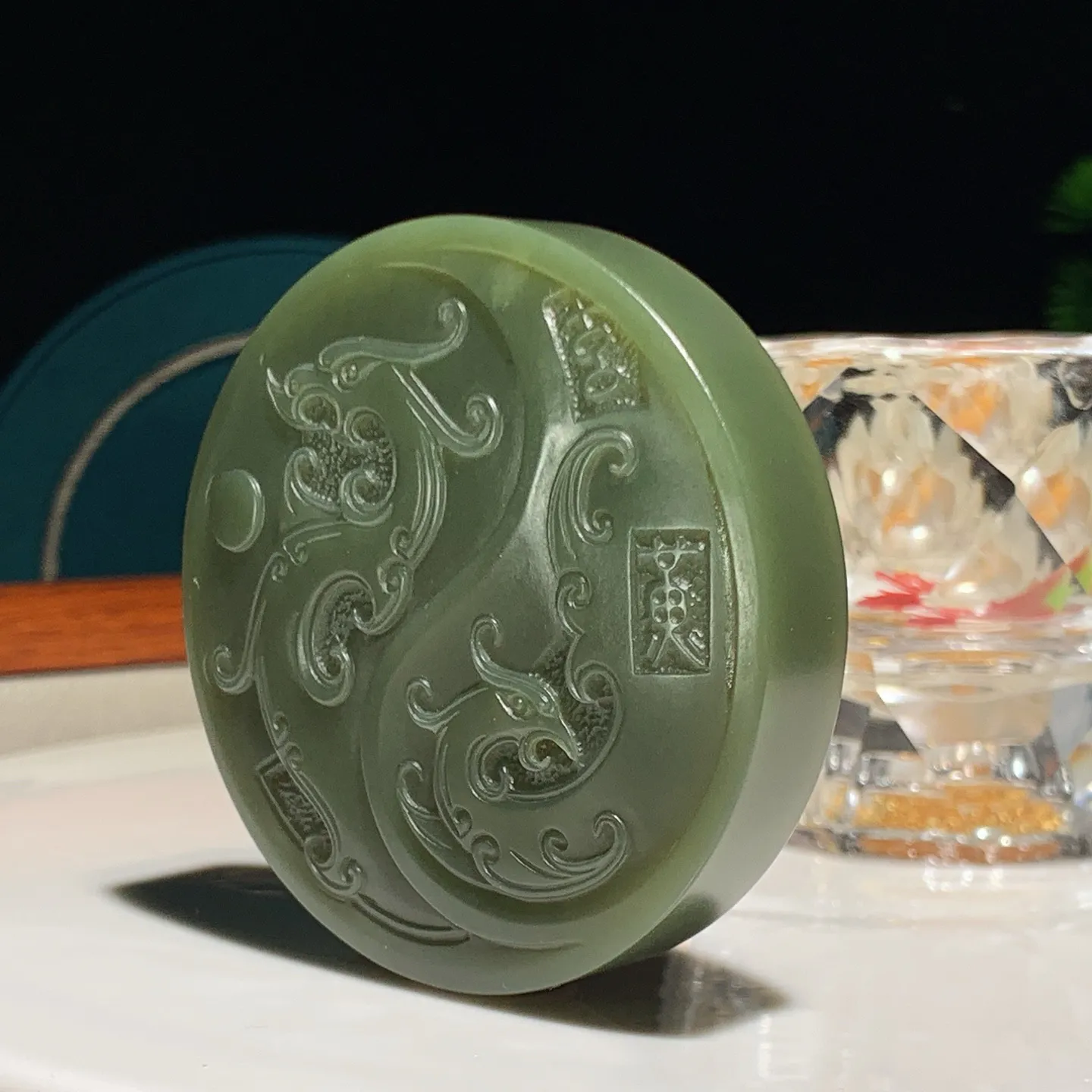 新疆和田玉若羌青黄口仿古龙凤圆牌挂件。尺寸56:14重91克。玉质细腻油润。手推出油。佩戴高端典雅。lt251220