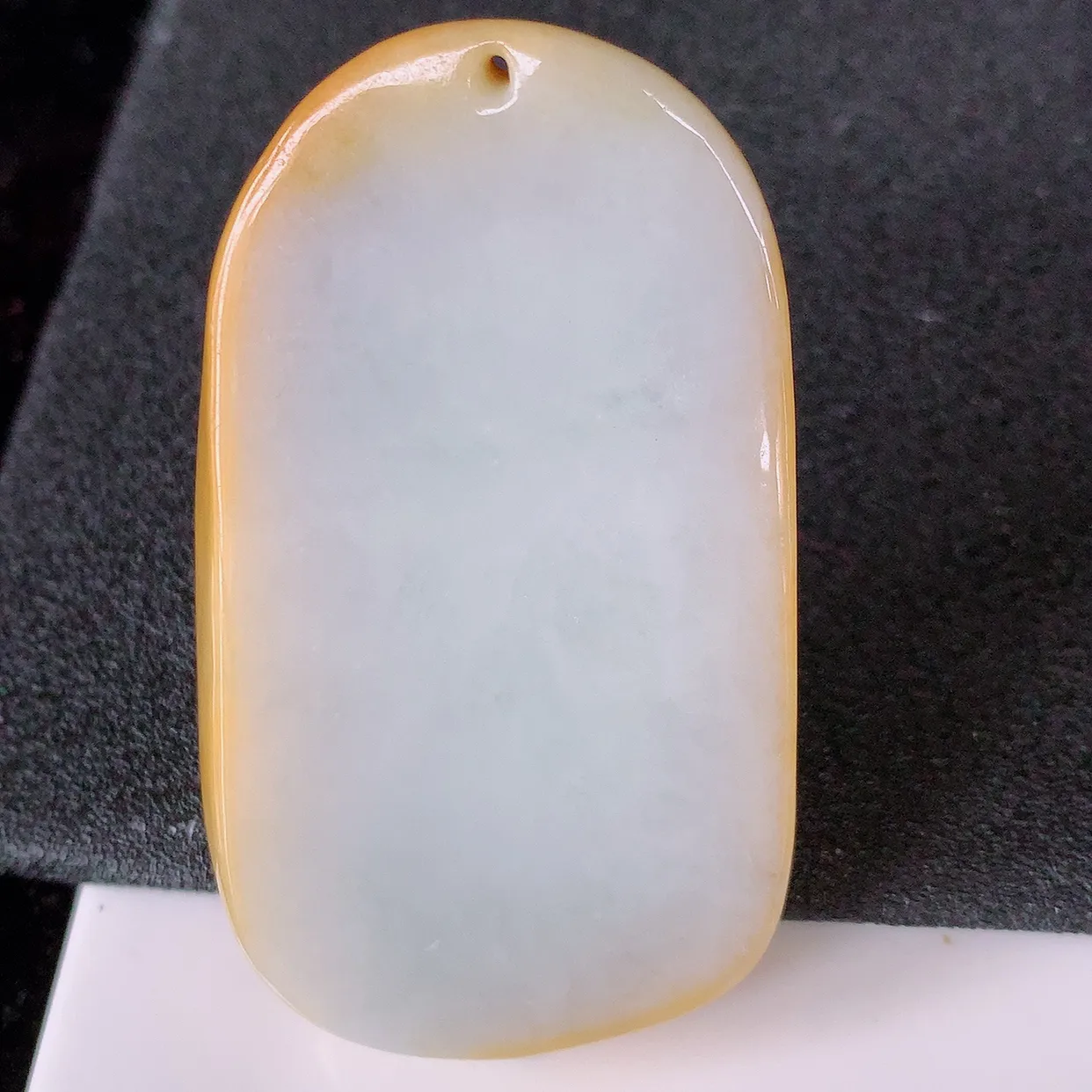 自然光实拍，特色黄翡双彩翡翠悟道吊坠，翡翠悟道寓意“祥和，安宁，吉祥，幸福”，佩戴效果优雅迷人，性价比超高！#60.20