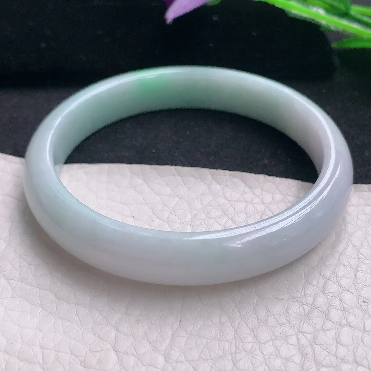 xx自然光58*11*7平安镯 翡翠A货淡春带彩宽边玉手镯玉手环