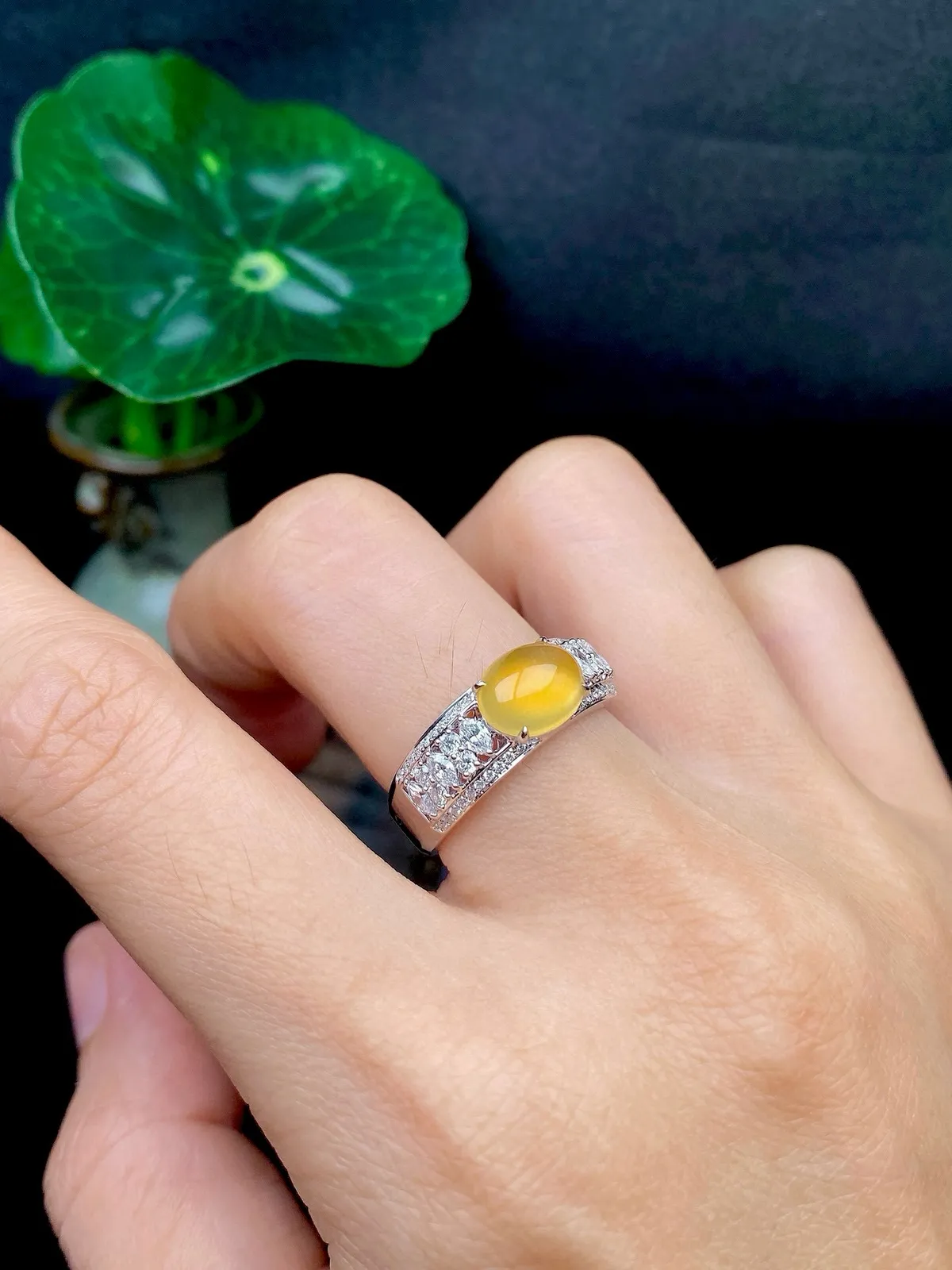 【冰种黄蛋戒指】种水上乘，晶莹剔透，纯净通透，18k金钻精美镶嵌，裸石尺寸6.6*8.6*3.5毫米，圈口可改