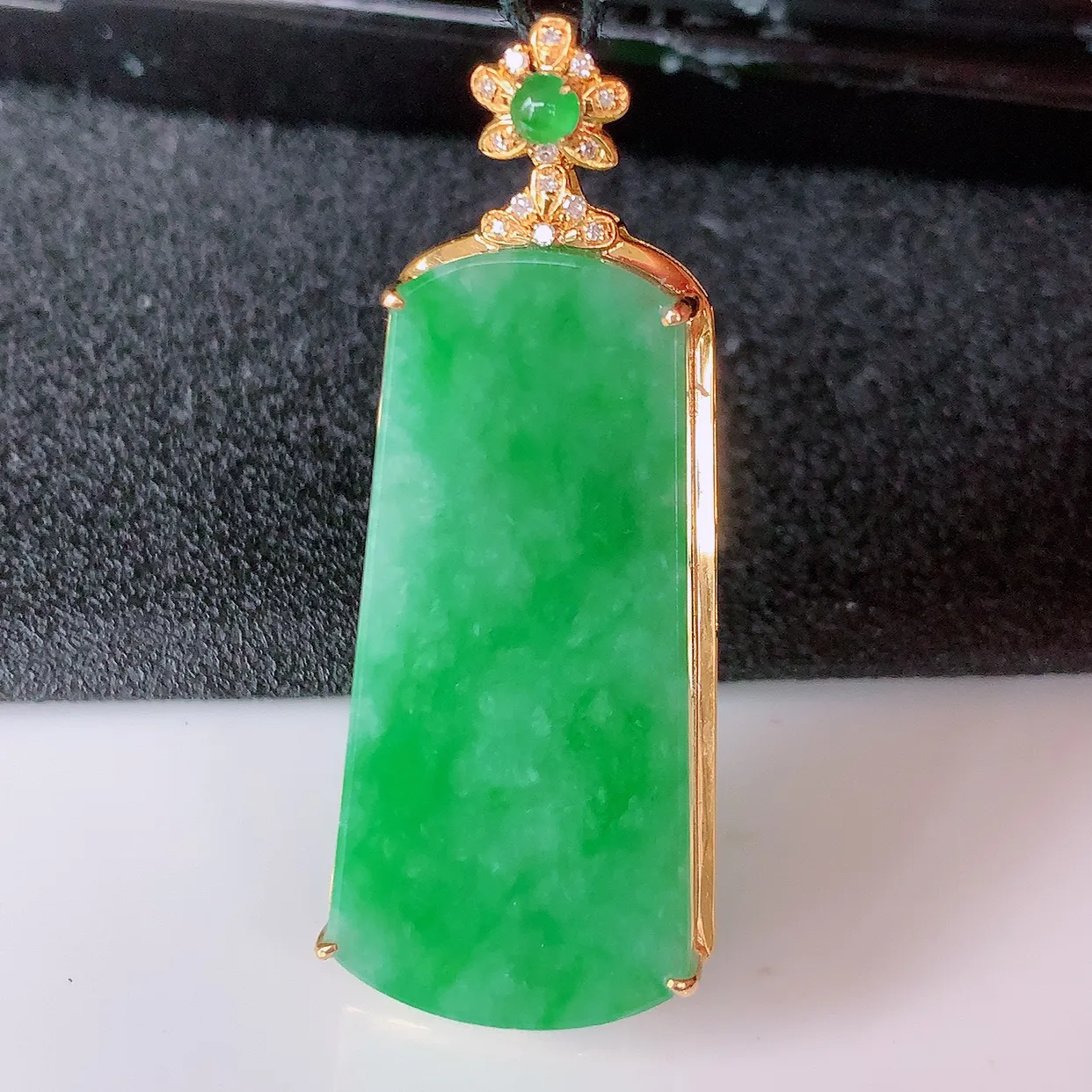 自然光实拍，18K金镶嵌水润飘绿翡翠平安无事牌吊坠，平平安安，无事牌翠色灵动，佩戴平安时尚！#00.20整体43.5*17.5*6.8裸石33*15.5