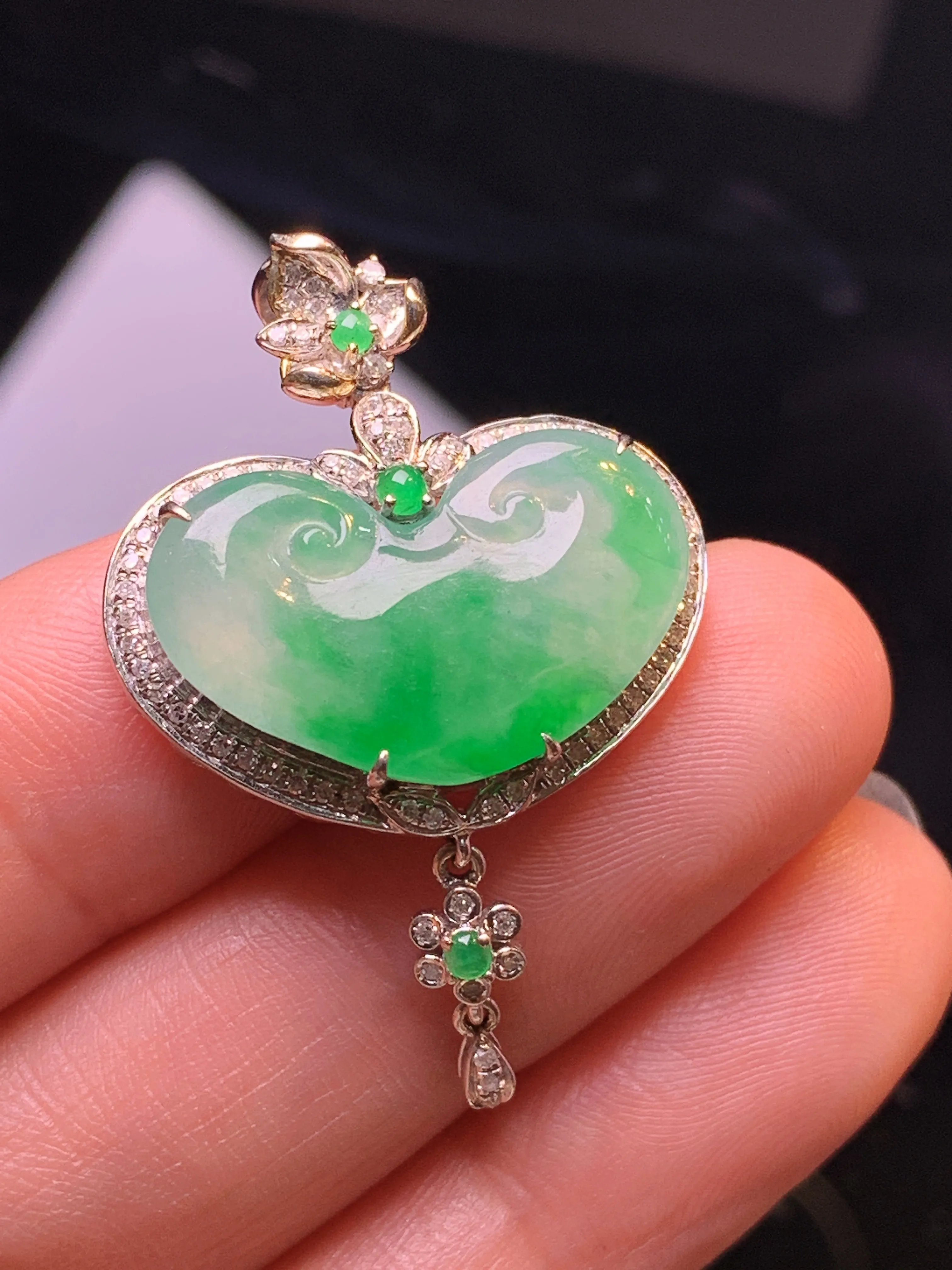 18k金钻镶嵌翠绿如意吊坠 玉质细腻 色泽清新艳丽 整体尺寸35.8*23.6*6.2