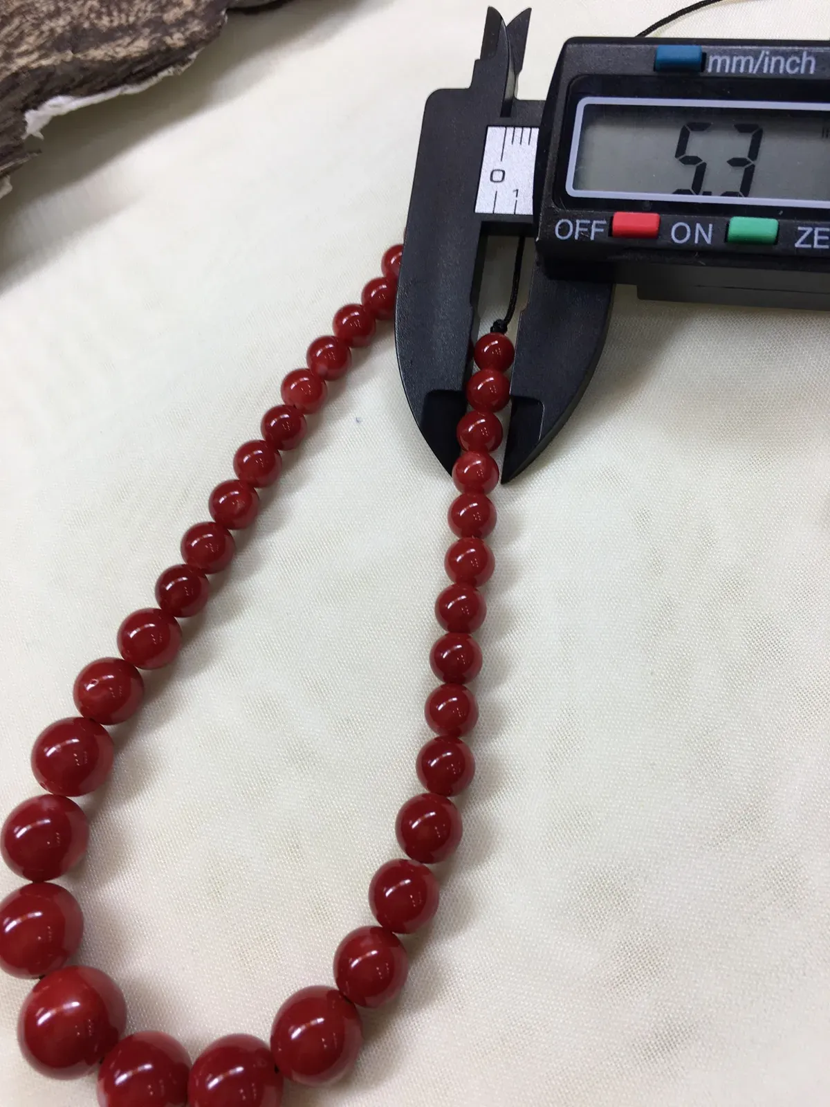 【天然日本阿卡红珊瑚10.3mm圆珠塔链款】难得高瓷度，整条少虫眼少白芯的阿卡圆珠。整条深红颜色，珠子直径10.3-5.3mm，每颗珠子均为天然的珊瑚，珊瑚自古就为佛教珍宝，深海千年有机宝石！收藏价值高、可传承！总重15.27克！追求品质者的福音！实物漂亮！