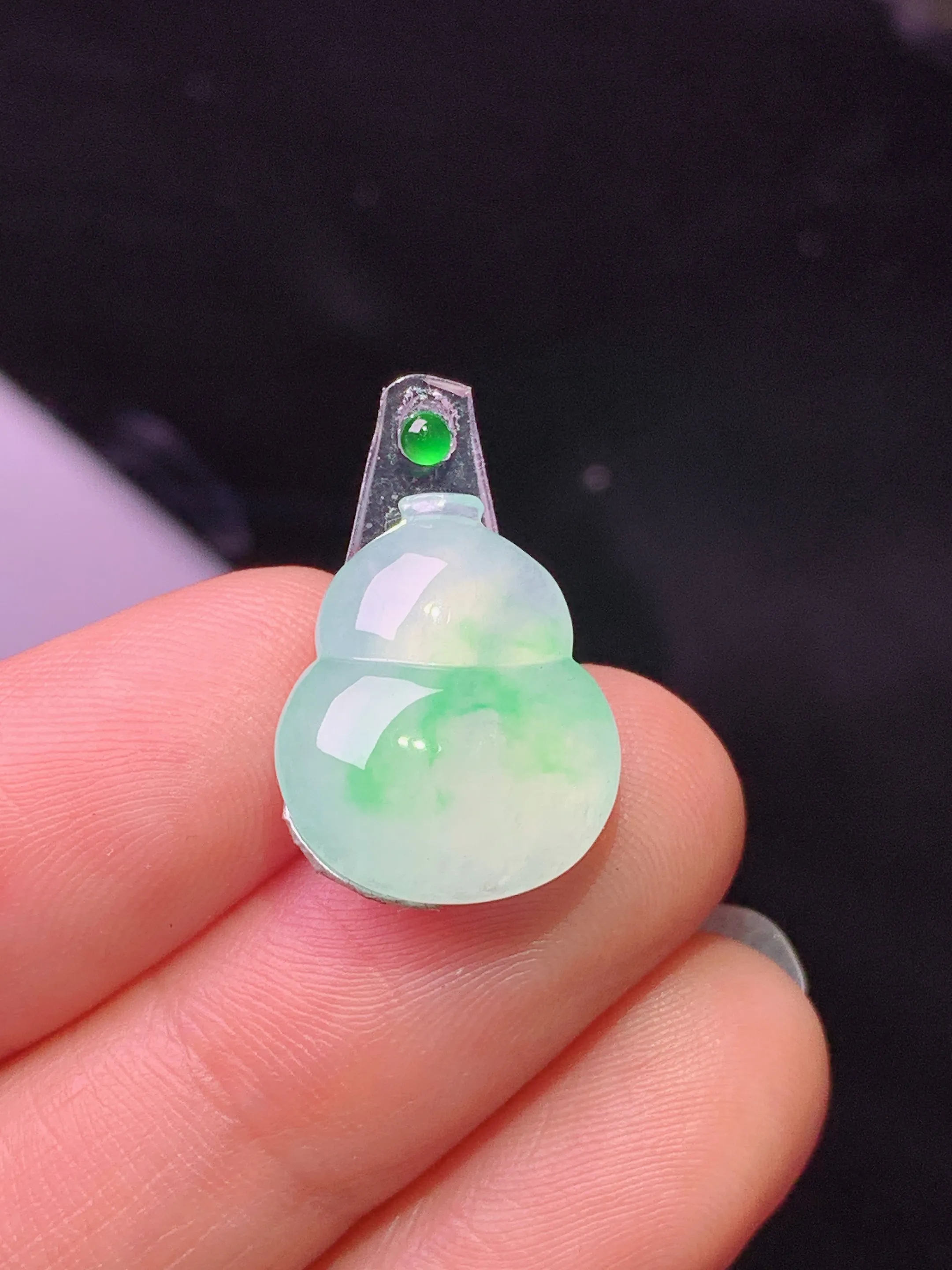 镶嵌款 飘绿葫芦 玉质细腻 色泽清新艳丽 整体尺寸16.3*13.3*4.5