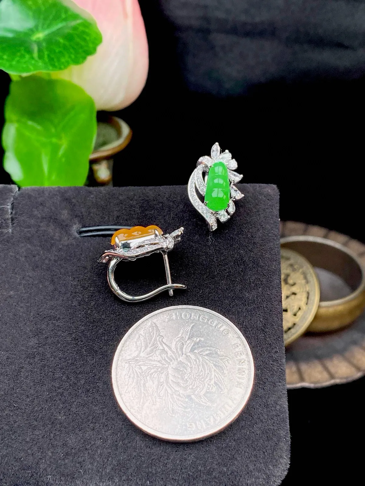 【冰种满绿+黄翡福豆耳钉】种水上乘，阳绿色泽，纯净通透，收藏品质，18k金钻豪华镶嵌，裸石尺寸10*4.8*3毫米