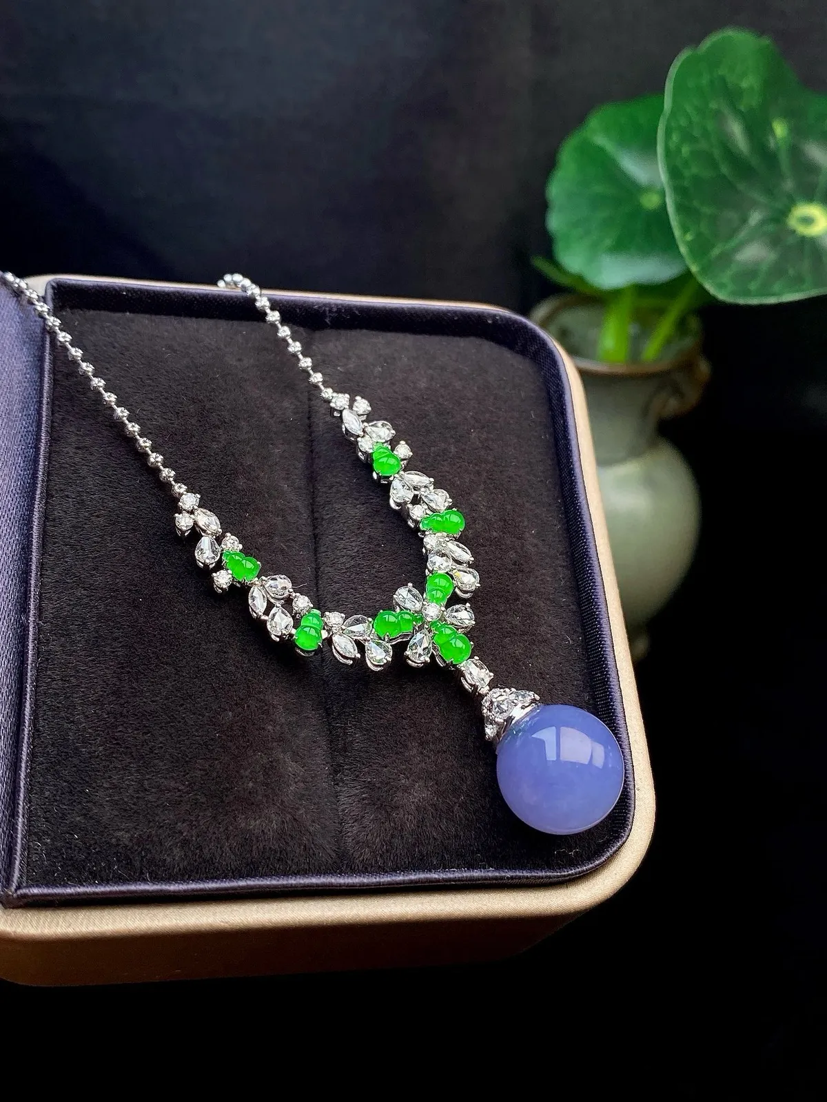 【冰种紫罗兰珠吊坠】质地细腻，光泽度不错，18k金钻镶嵌，10.6毫米。