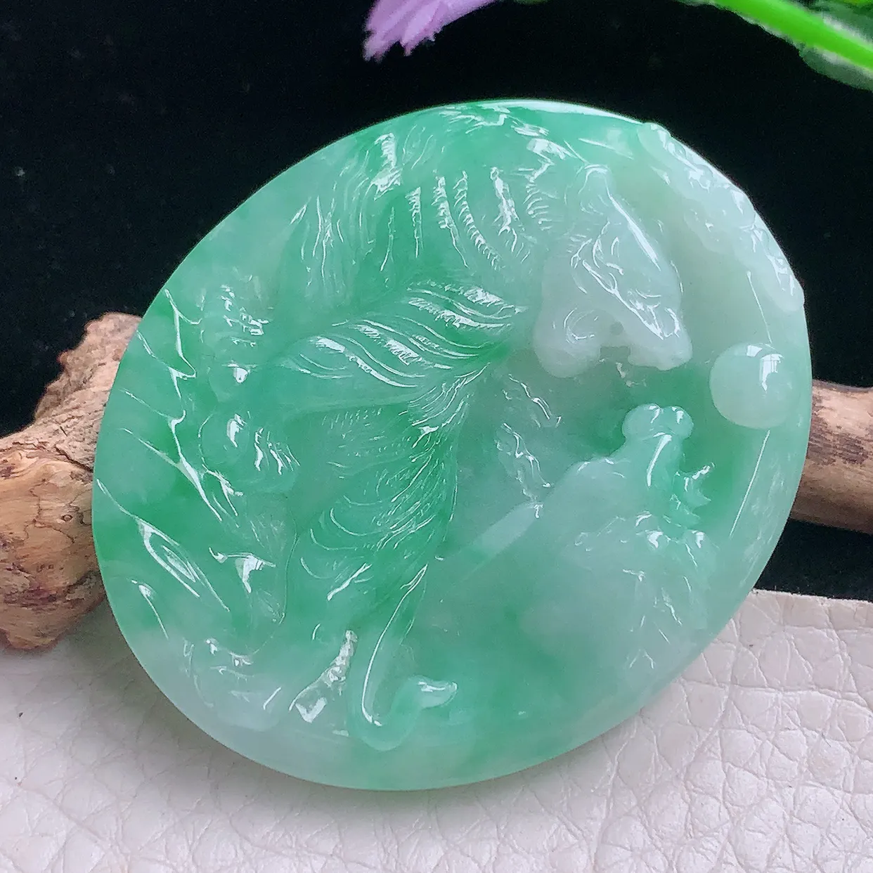 Ktj实拍47.8*40*5.6天然翡翠a货生肖老虎吊坠浅绿精雕上山虎玉坠 虎虎生威