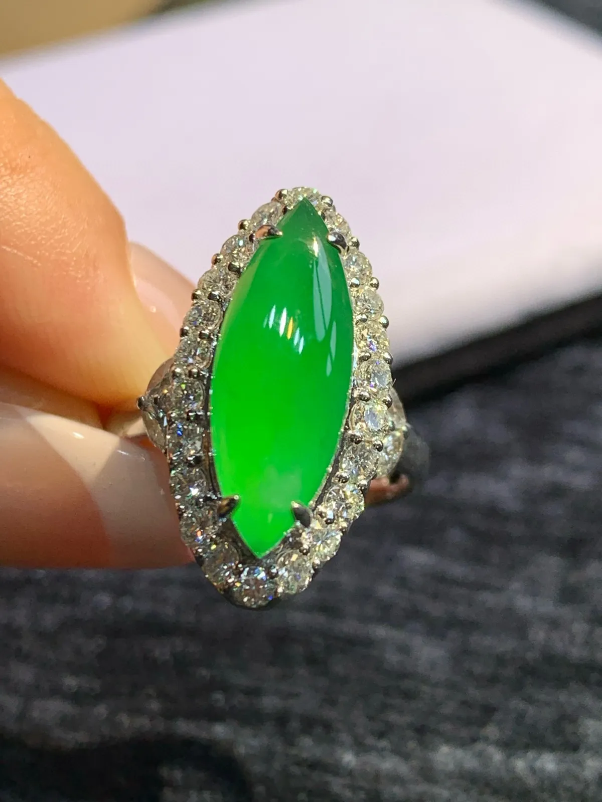 天然缅甸A货翡翠，马眼戒指
18K金镶嵌钻石