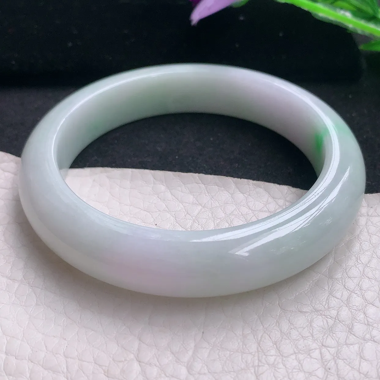 xx自然光57.5*13*9平安镯 翡翠A货水润飘绿宽边玉手镯玉手环