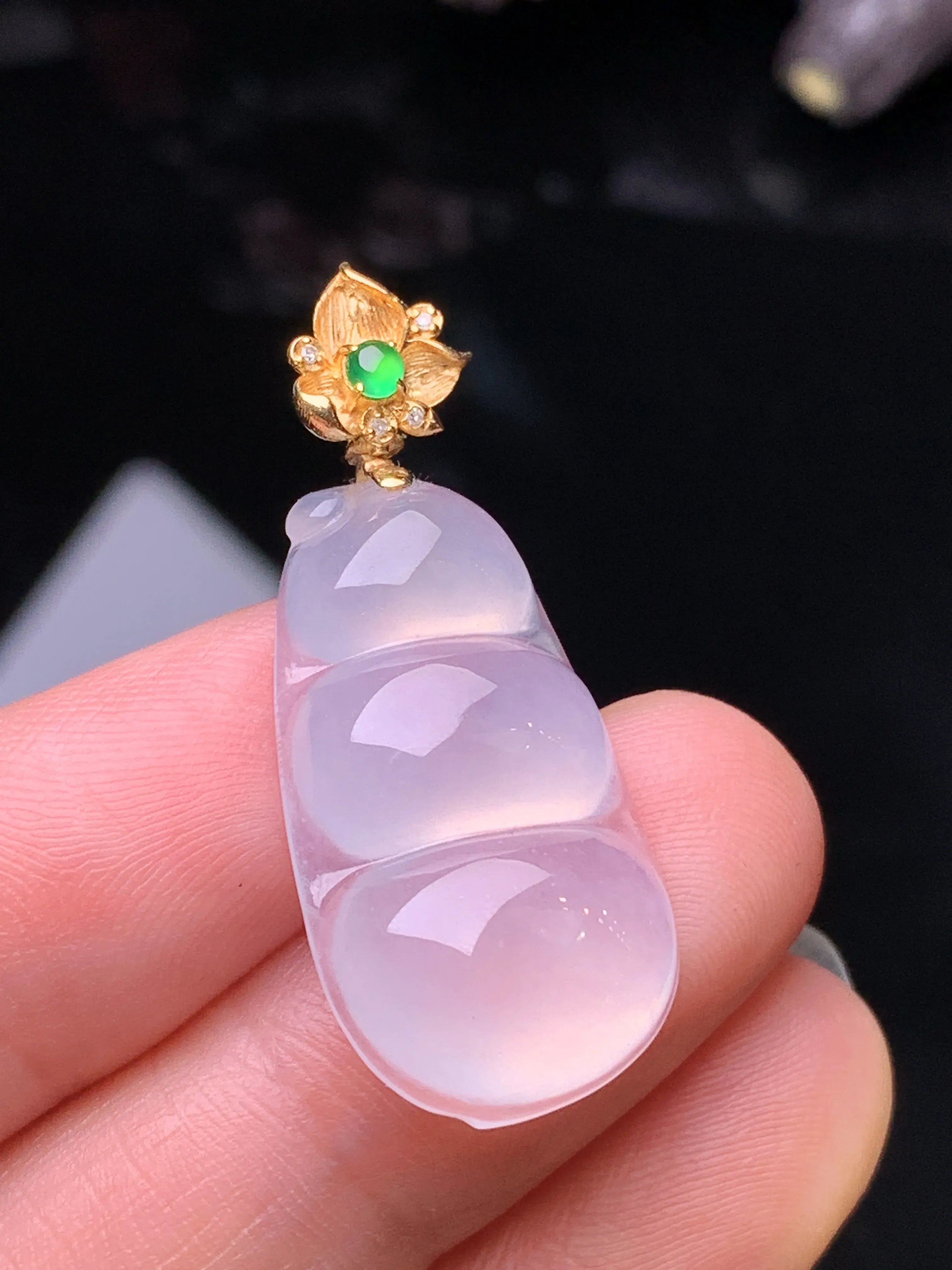 18k金钻镶嵌冰种四季豆吊坠 玉质细腻 色泽清新艳丽 整体尺寸34.5*14.2*5.7