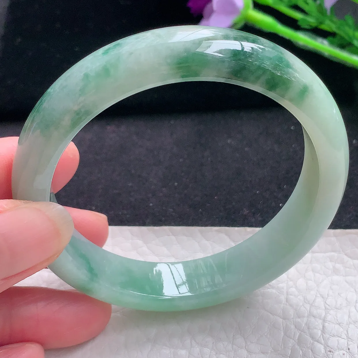 js自然光56.5*13*7.8美人镯 缅甸翡翠a货水润飘花宽边玉手镯玉手环