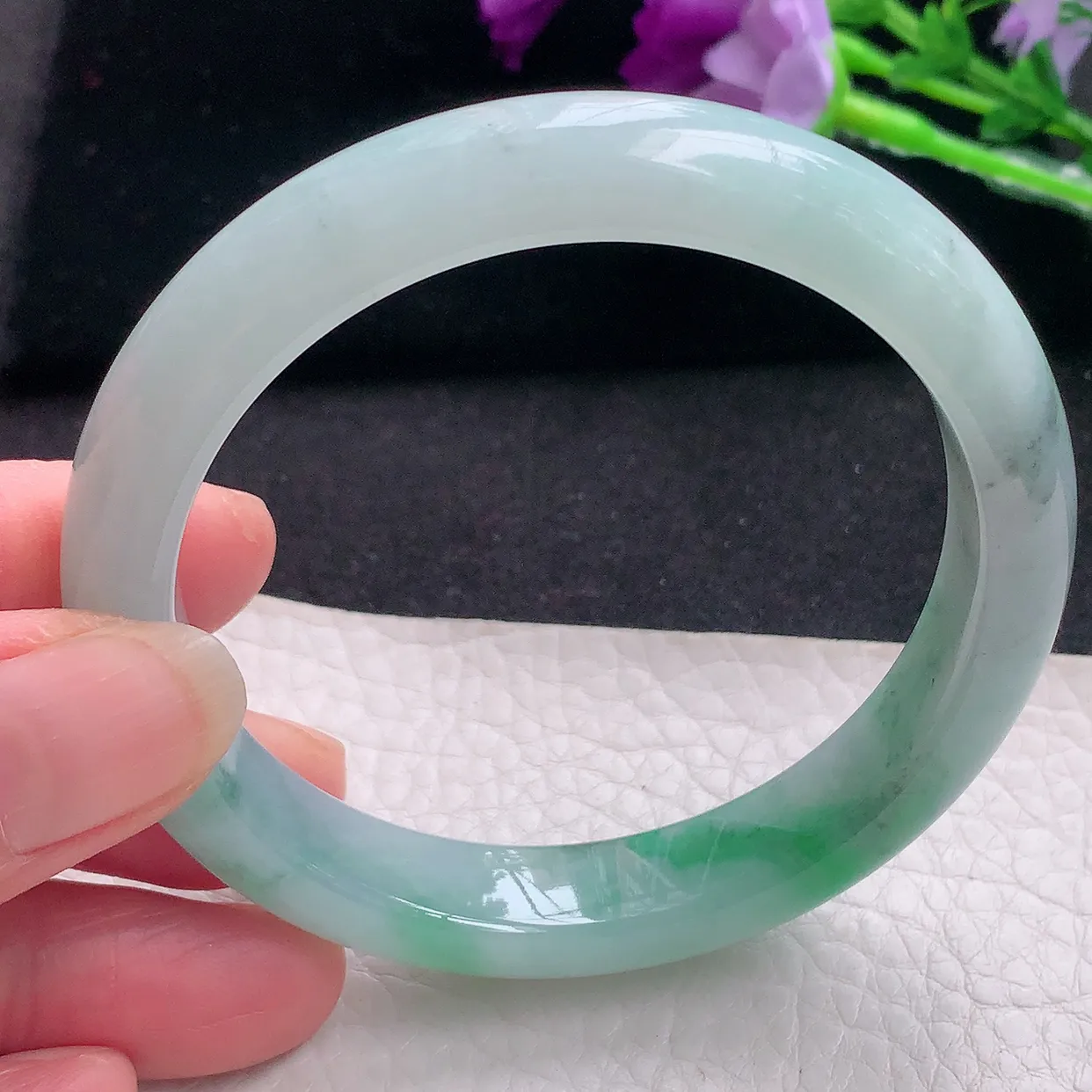 xx自然光56.5*11*8平安镯 翡翠A货飘绿宽边玉手镯玉手环