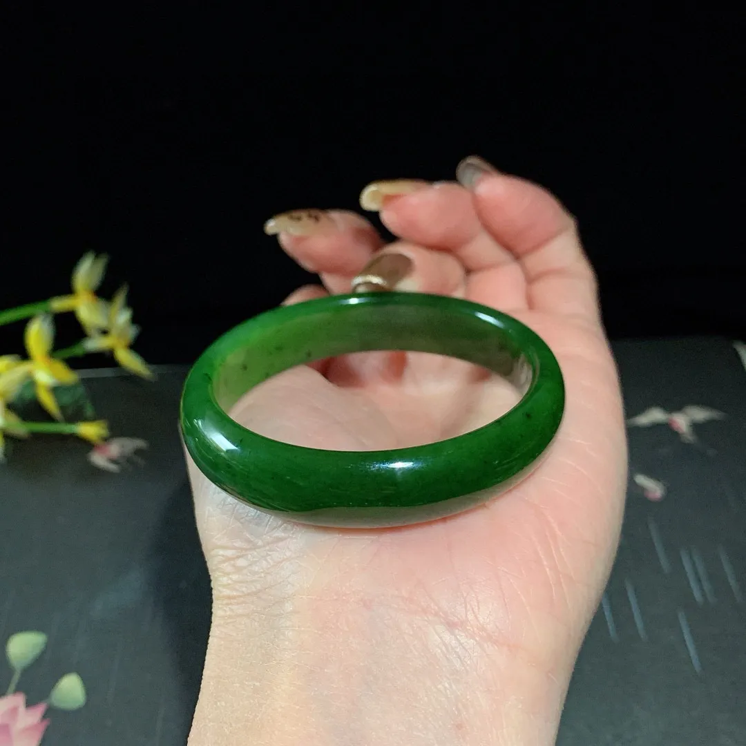 和田玉51圈口菠菜绿碧玉手镯！玉质细腻油润 底色纯净 无裂无棉 脂粉好，品质高