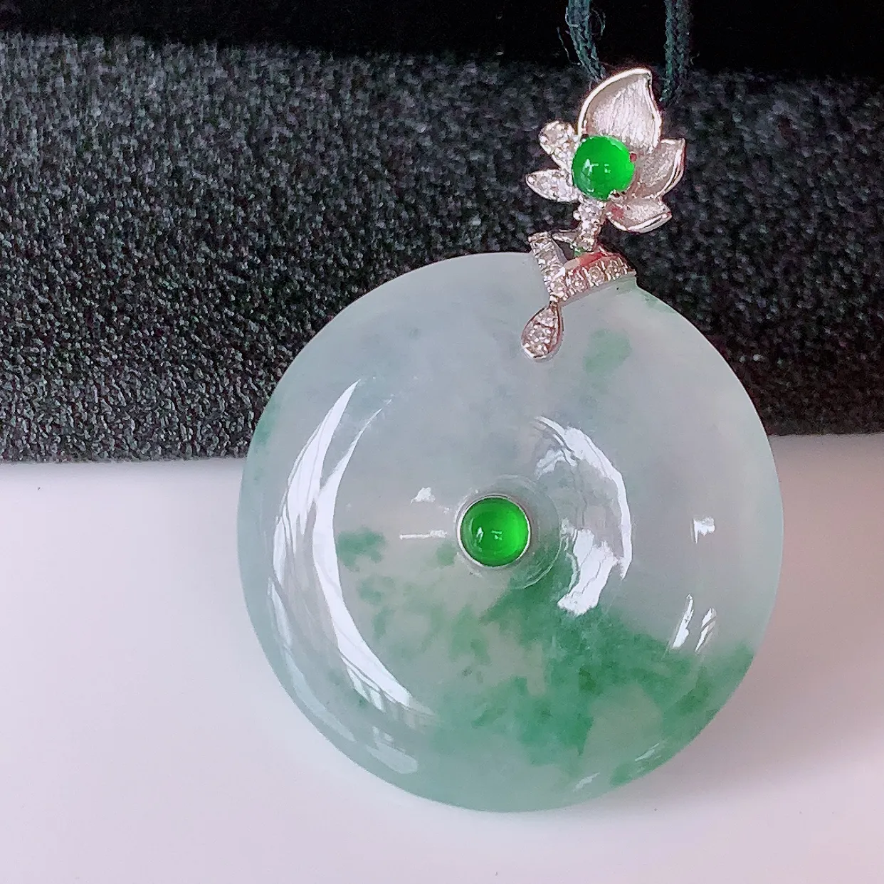 自然光实拍，18K金镶嵌冰种飘花翡翠平安扣吊坠，玉扣，冰润光泽，寓意平平安安，平安扣佩戴时尚漂亮！#