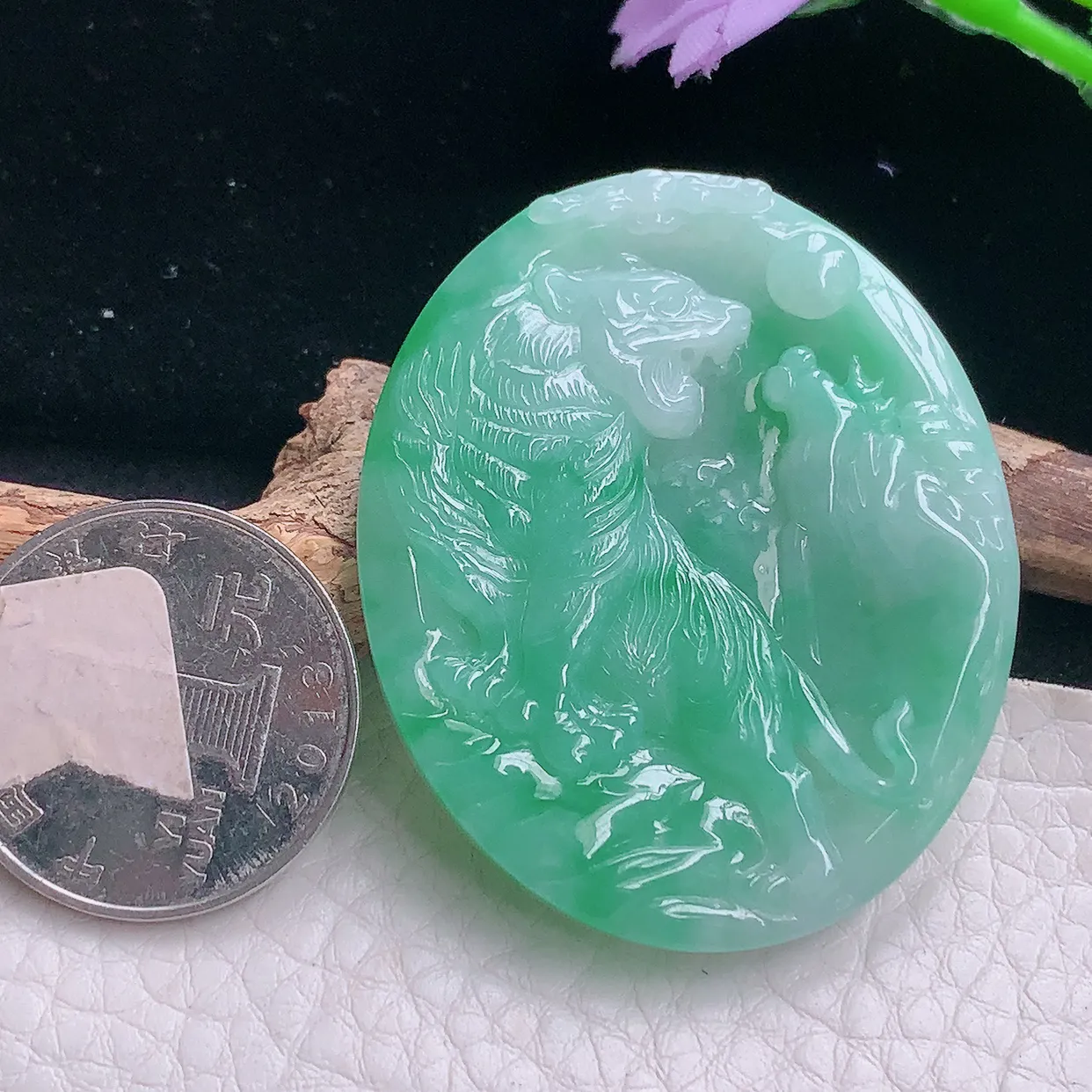 Ktj实拍47.8*40*5.6天然翡翠a货生肖老虎吊坠浅绿精雕上山虎玉坠 虎虎生威