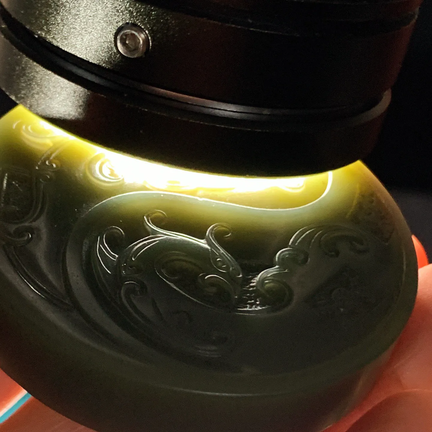 新疆和田玉若羌青黄口仿古龙凤圆牌挂件。尺寸56:14重91克。玉质细腻油润。手推出油。佩戴高端典雅。lt251220