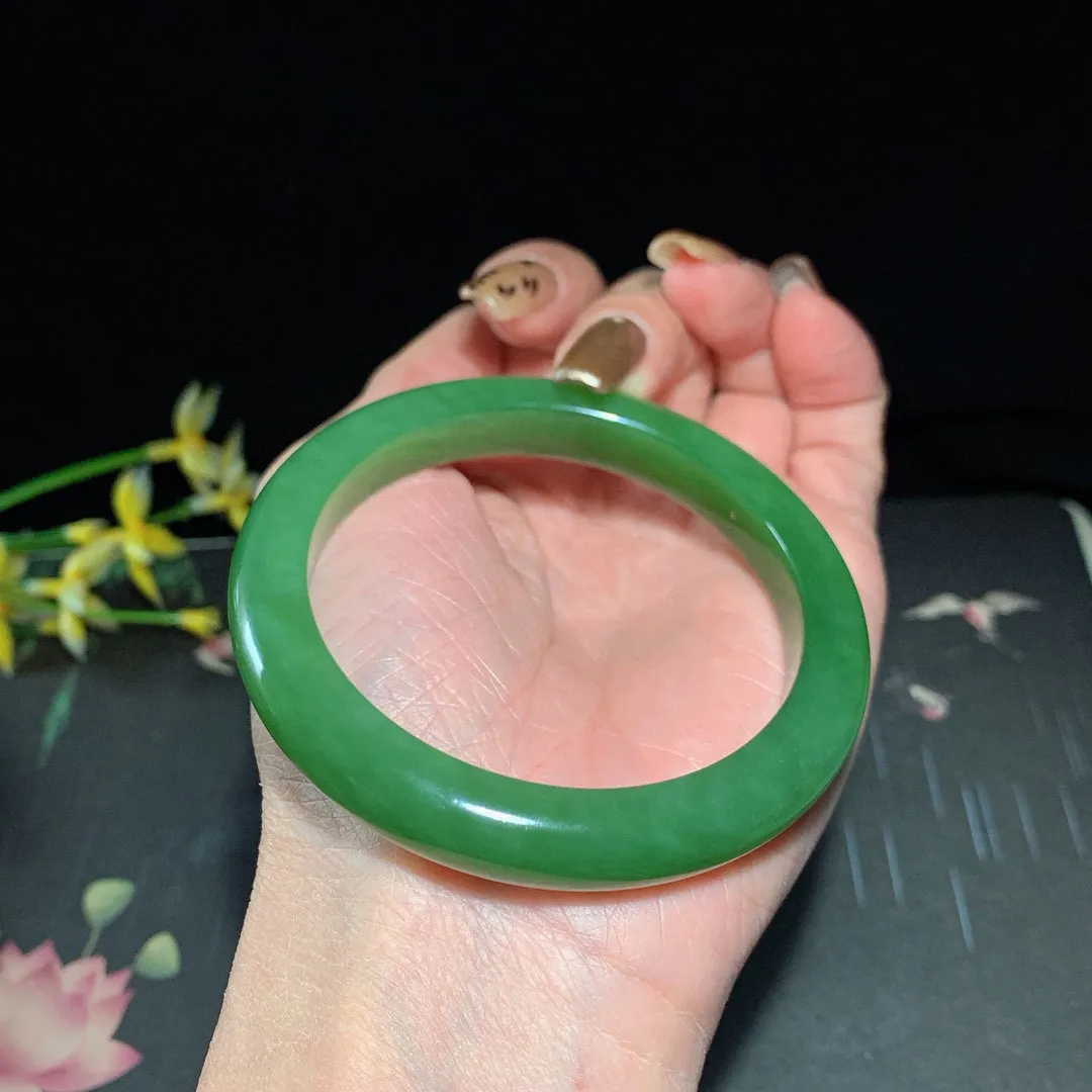 和田玉55圈口阳绿色碧玉手镯！玉质细腻油润 底色纯净 无裂无杂 脂粉好，品质高