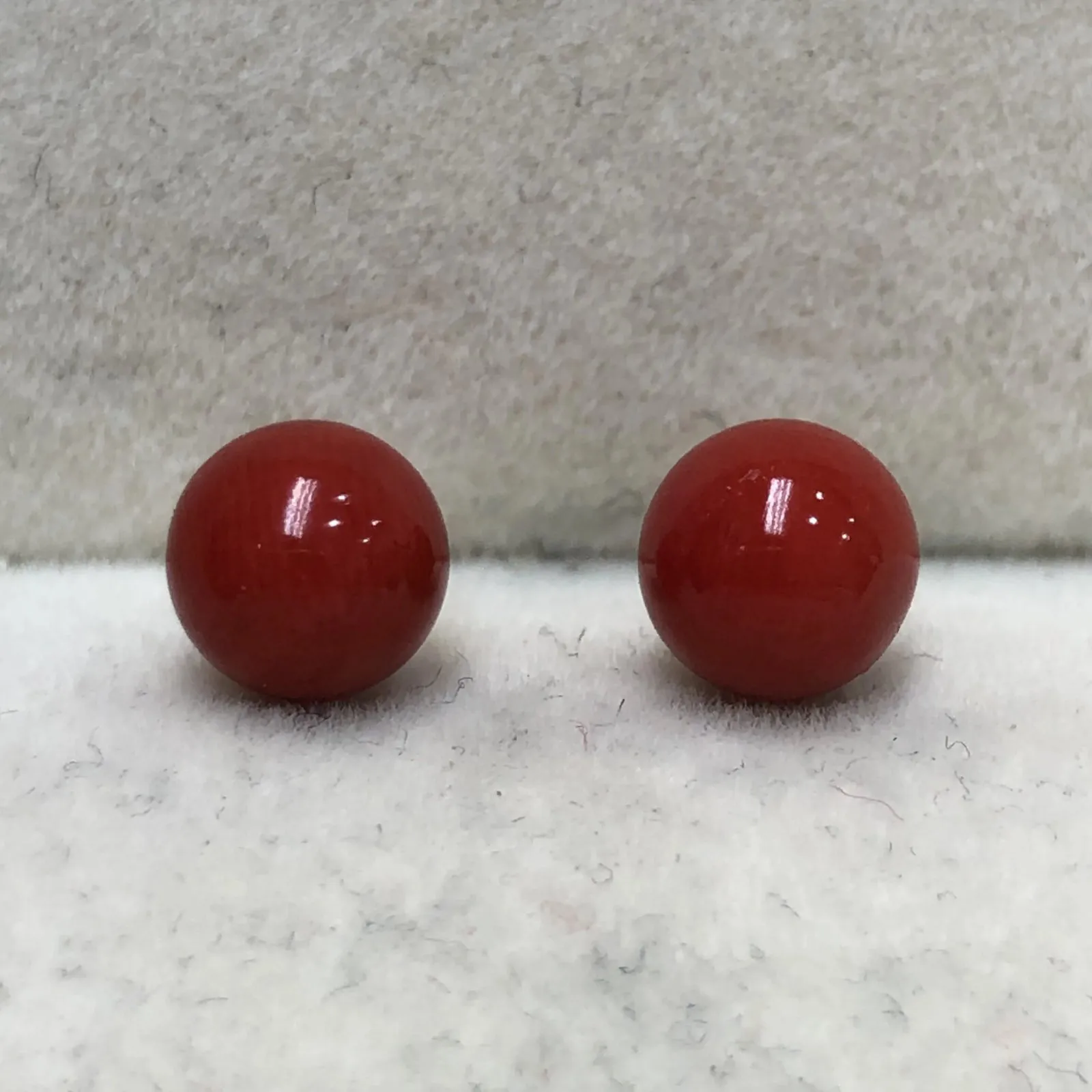 【天然深红珊瑚小7mm圆珠耳钉】天然无添加无优化，深红色，意大利沙丁材料！裸石尺寸6.7*6.7*6