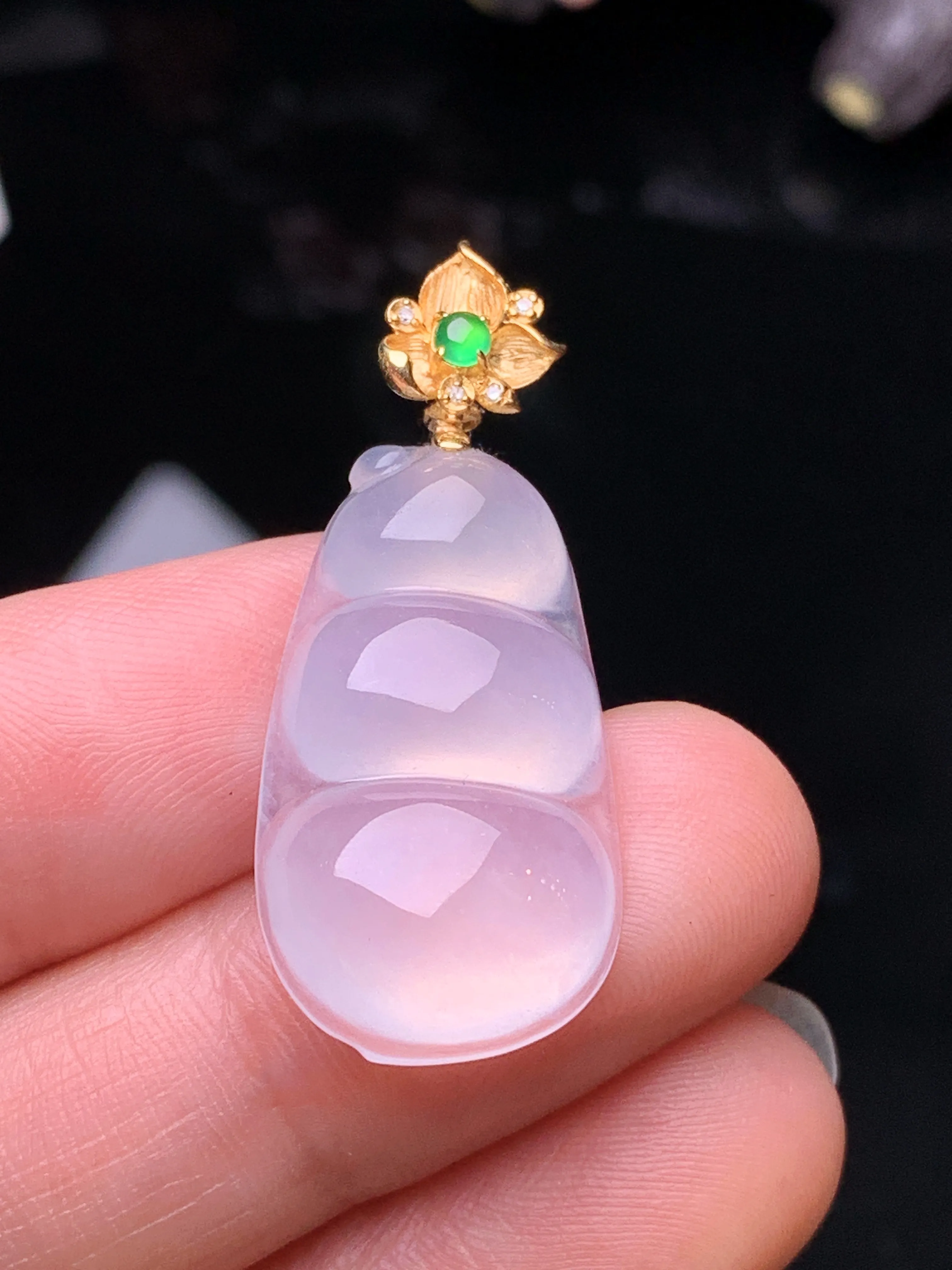 18k金钻镶嵌冰种四季豆吊坠 玉质细腻 色泽清新艳丽 整体尺寸34.5*14.2*5.7