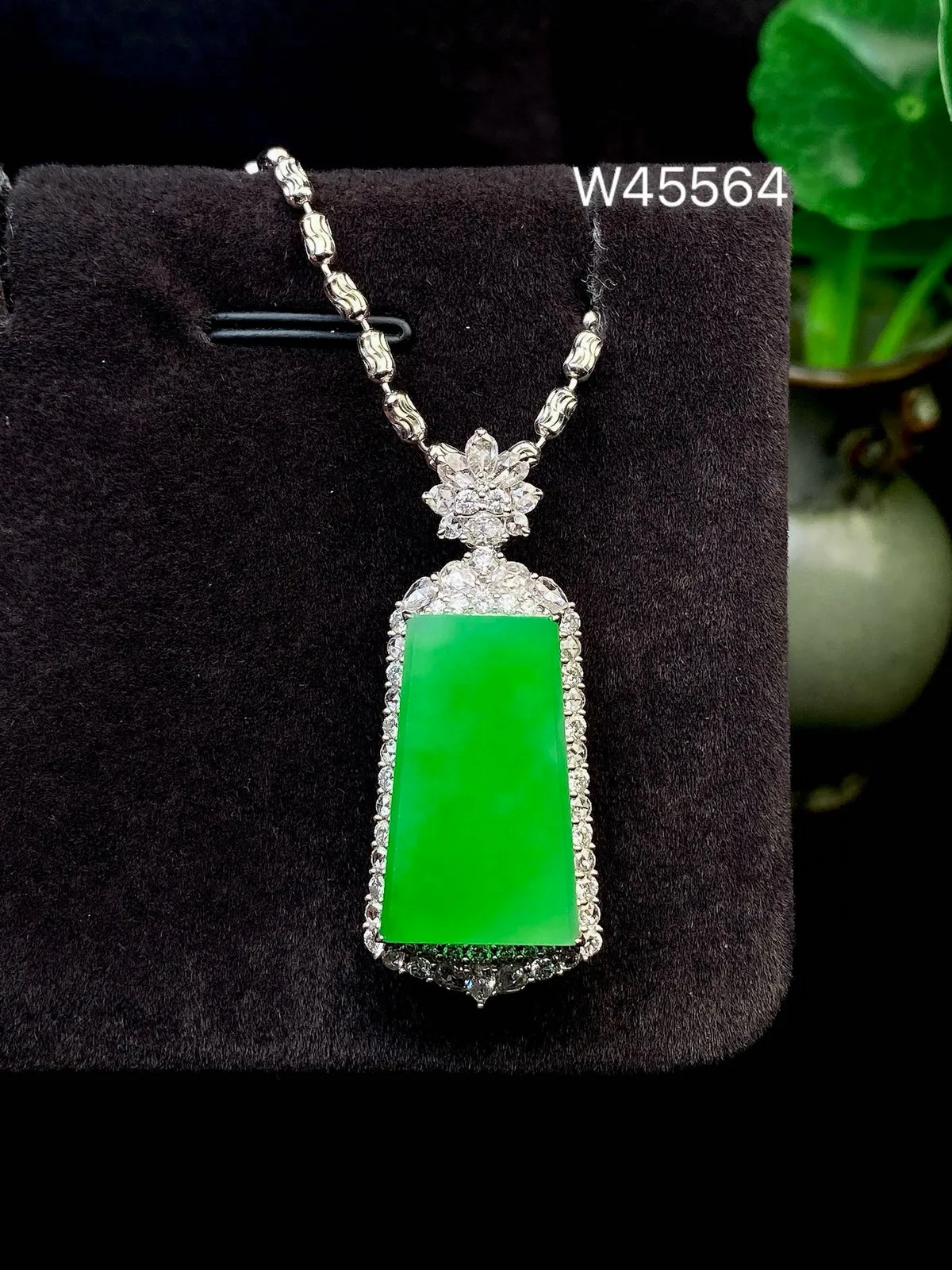 【冰种满绿无事牌】种水上乘，通透闪亮，晶莹剔透。18K金钻镶嵌，裸石尺寸20.3*11.5*2.5毫