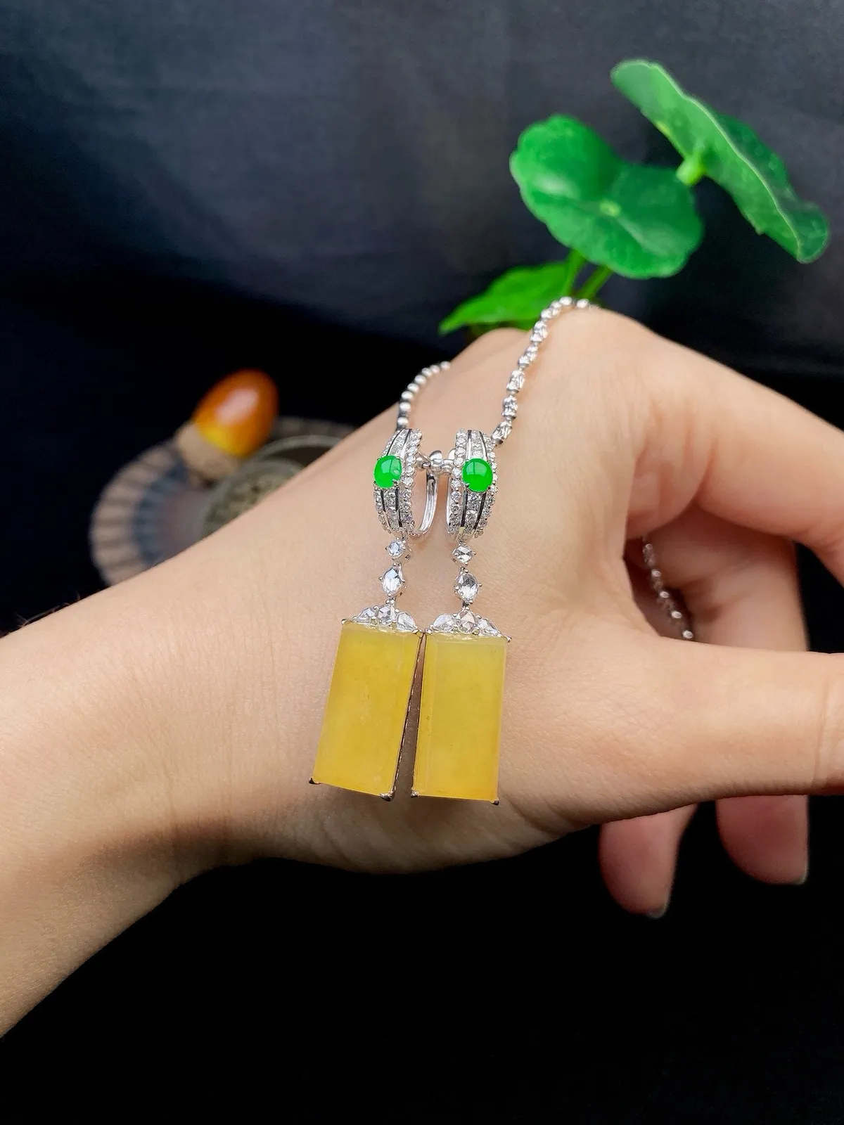 【冰种黄翡无事牌耳坠】质地细润，起刚起荧光，18K金钻镶嵌，裸石尺寸17.2*8.8*3.6毫米