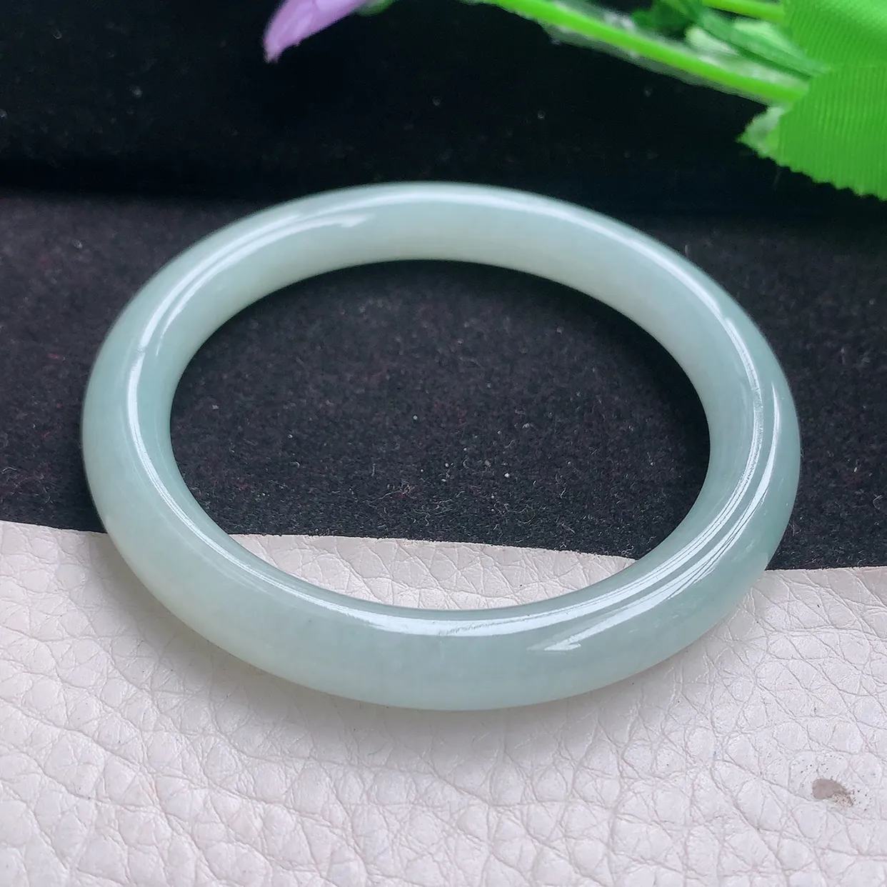 n小圈口52*8美人镯 翡翠A货玉手镯浅绿水润圆条玉手环 叮当镯